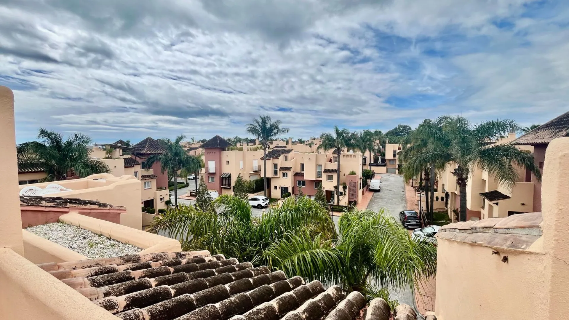 Condes de Iza town house for sale