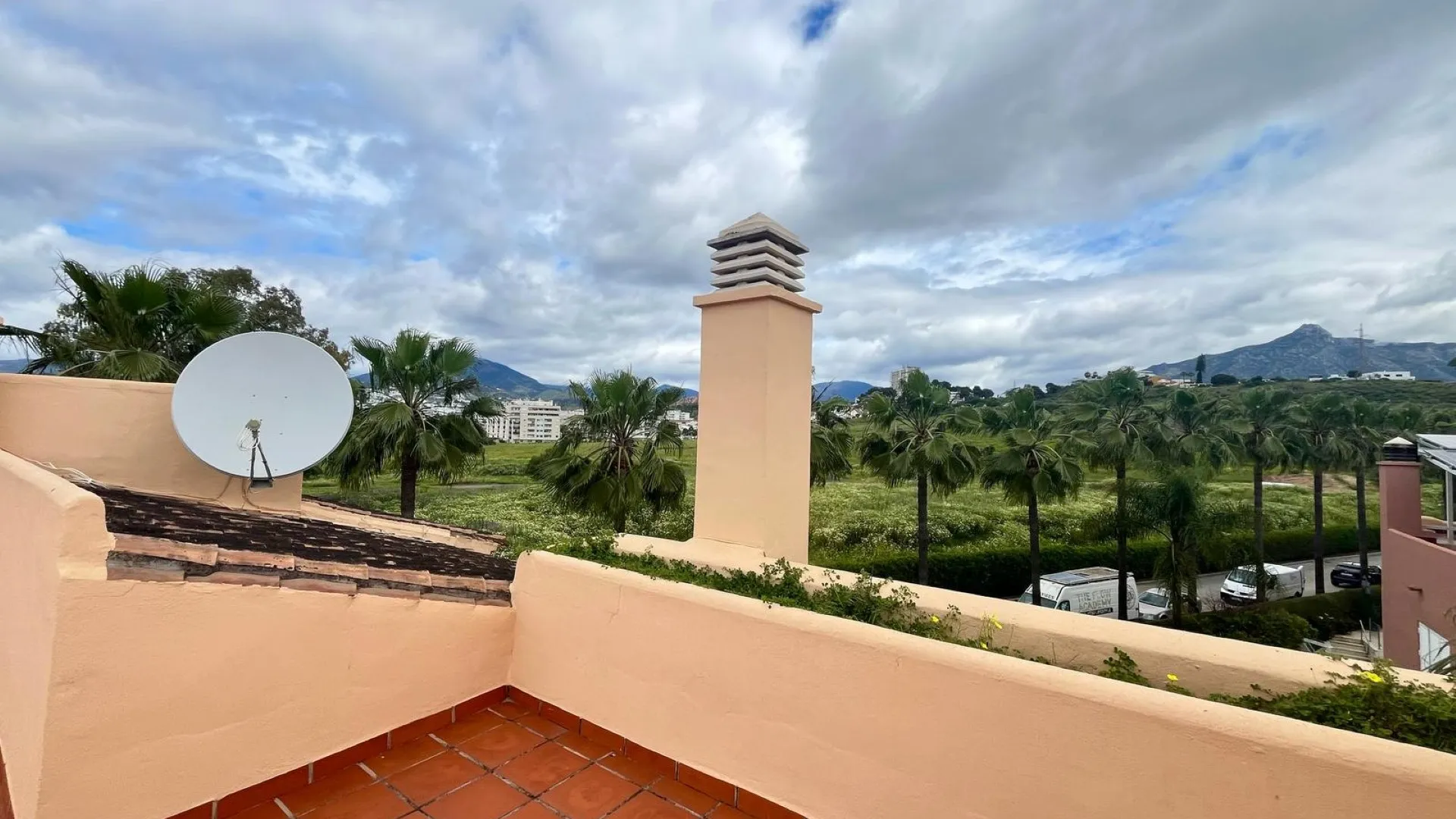 Condes de Iza town house for sale