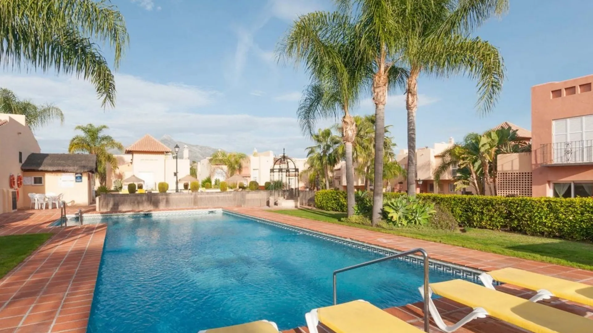Condes de Iza town house for sale