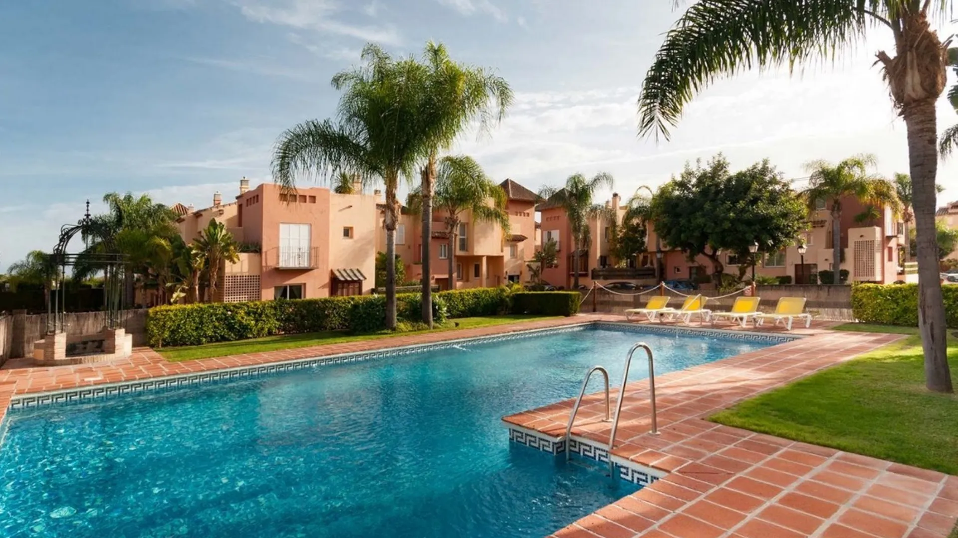 Condes de Iza town house for sale