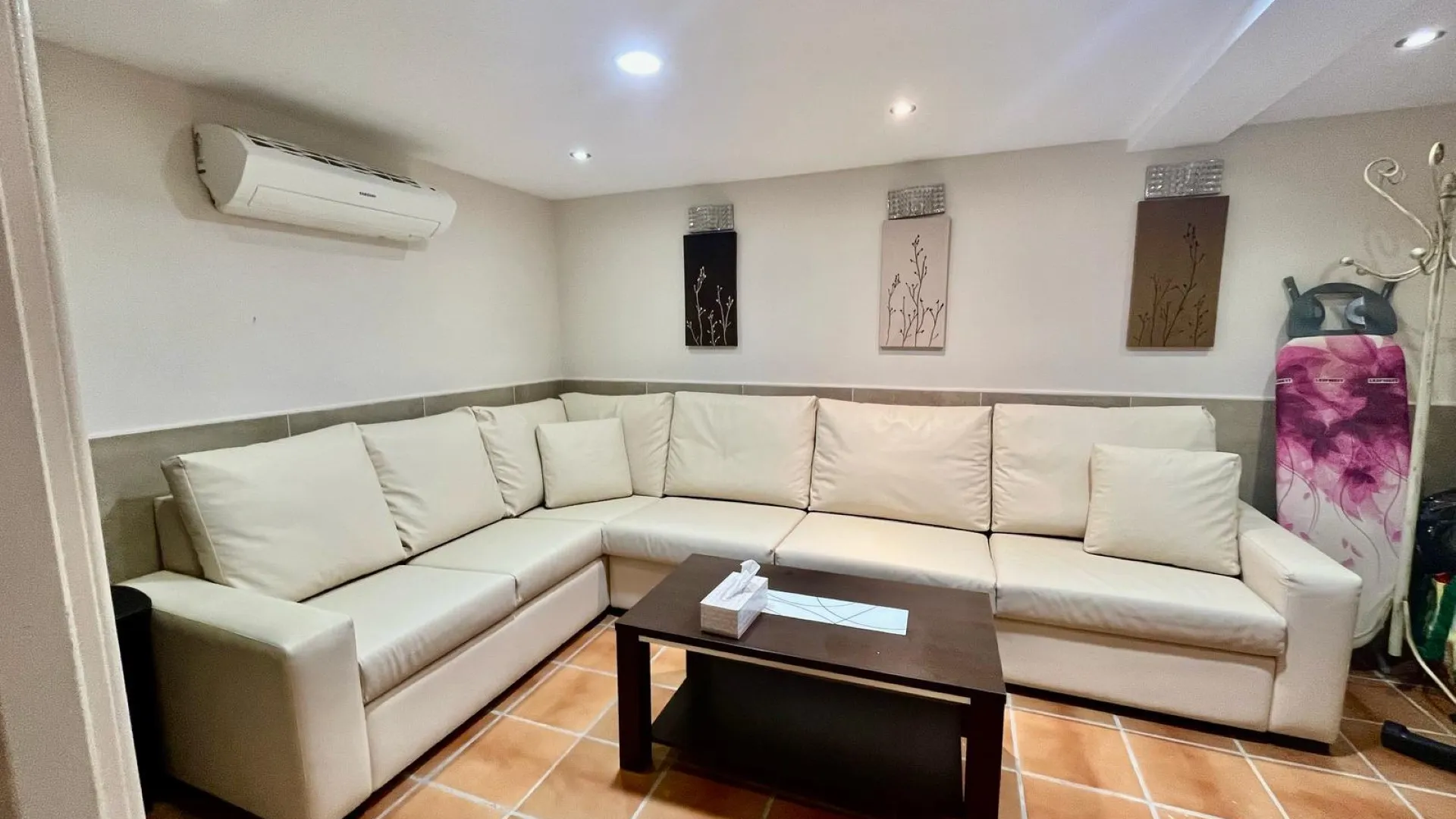 Condes de Iza town house for sale
