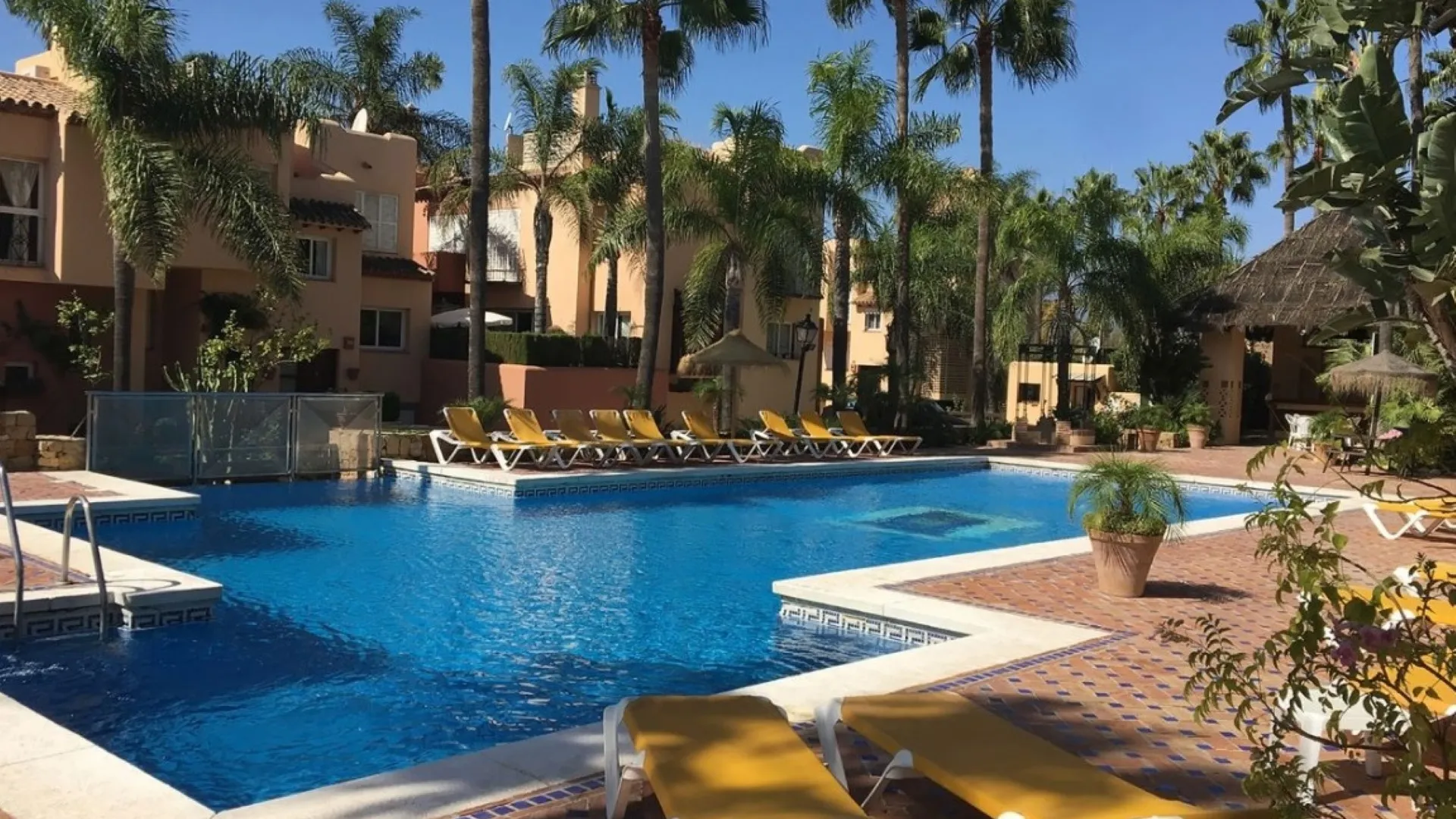 Condes de Iza town house for sale