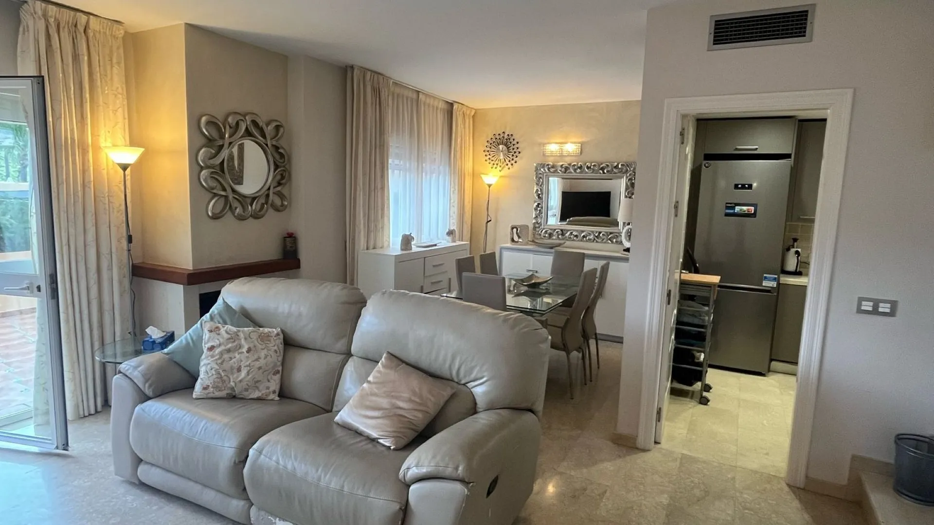Condes de Iza town house for sale