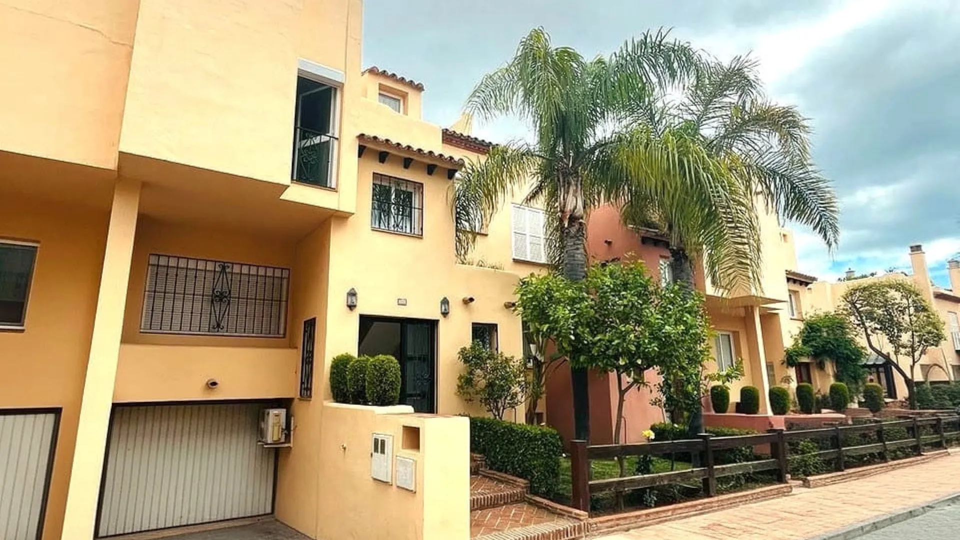 Condes de Iza town house for sale