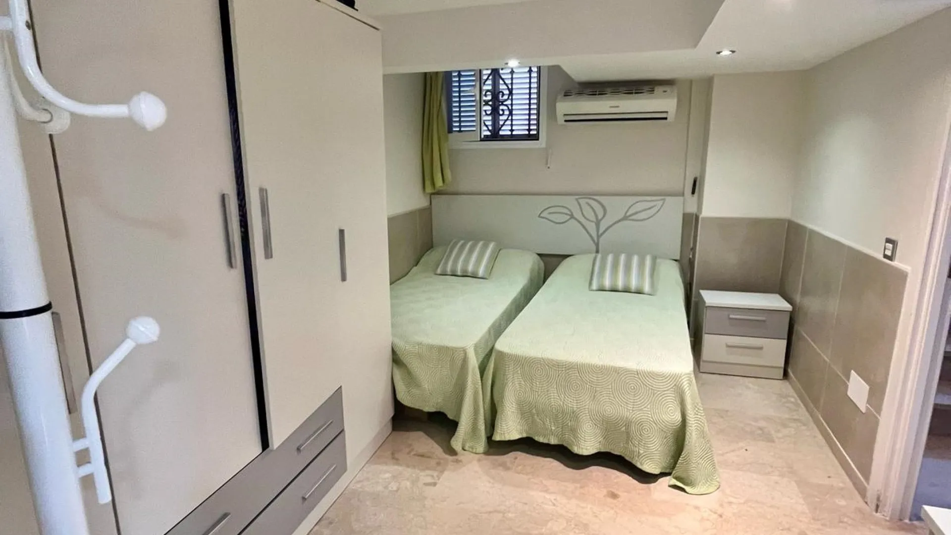 Condes de Iza town house for sale