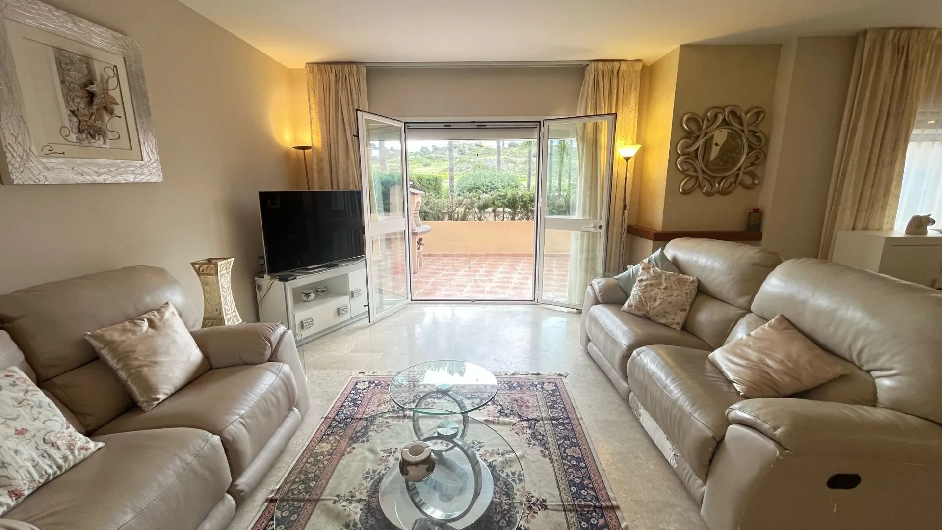 Condes de Iza town house for sale