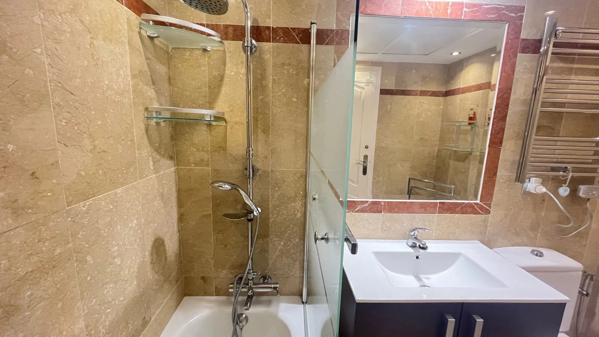 Condes de Iza town house for sale