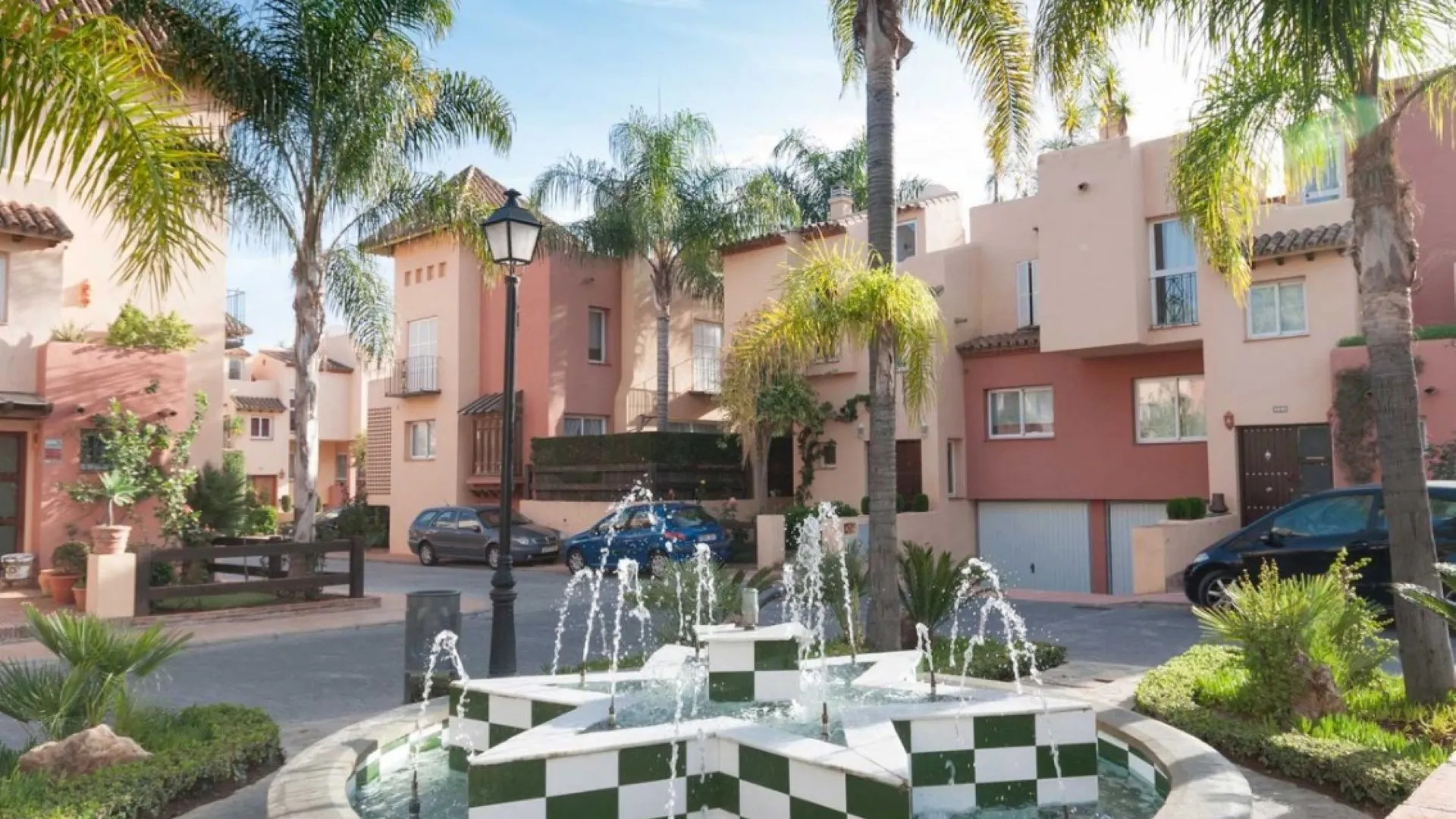 Condes de Iza town house for sale