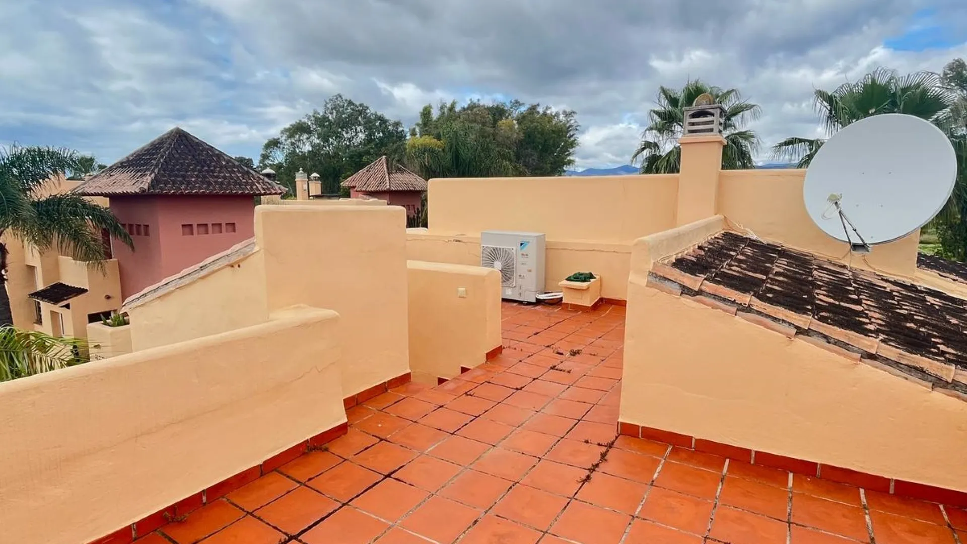 Condes de Iza town house for sale