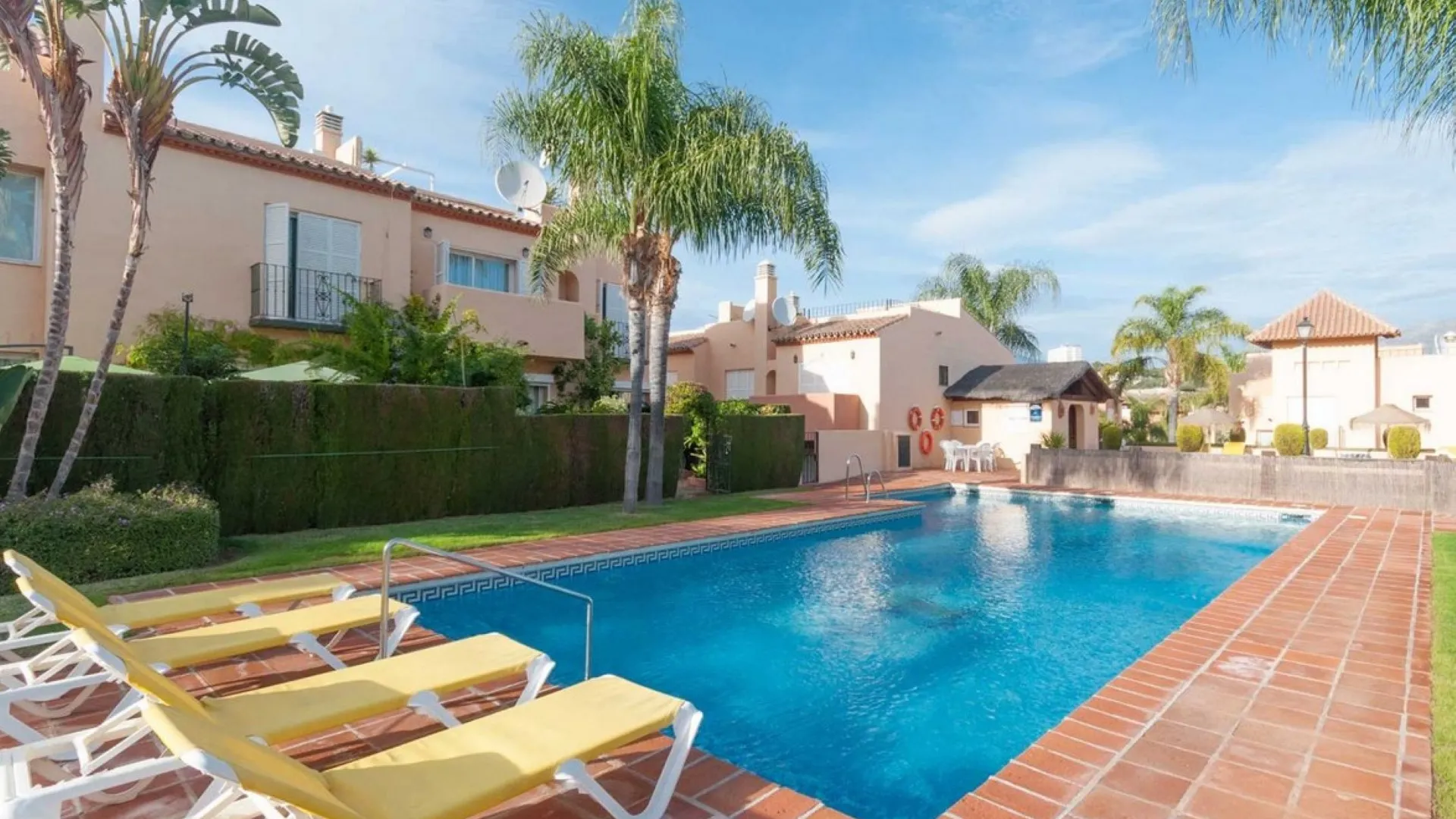 Condes de Iza town house for sale