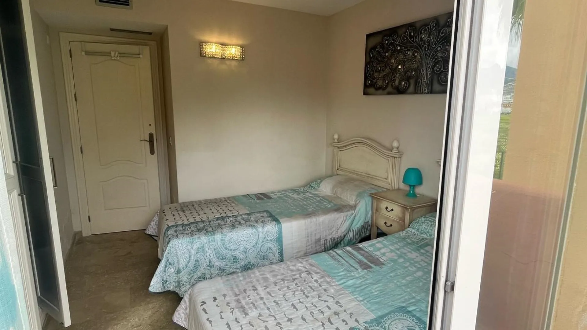 Condes de Iza town house for sale
