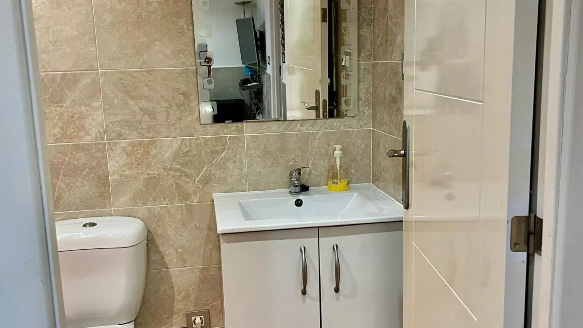 Condes de Iza town house for sale