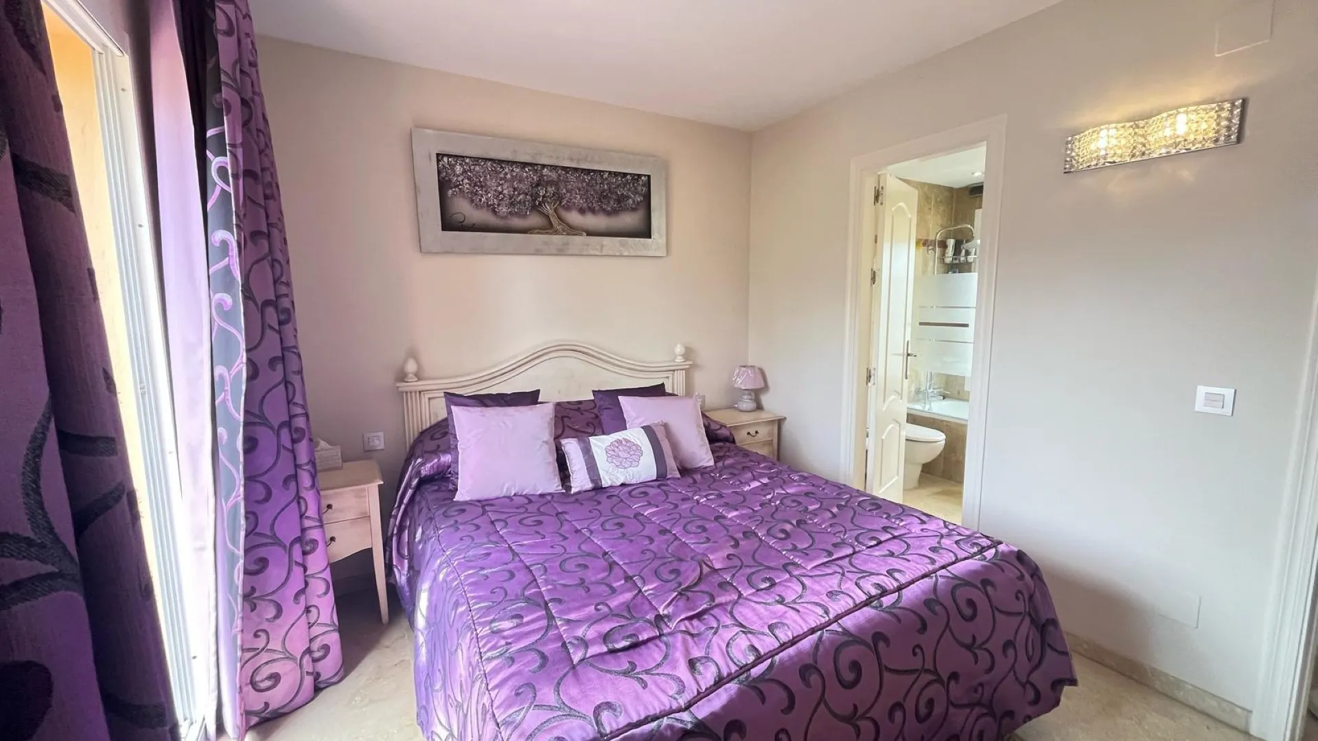 Condes de Iza town house for sale