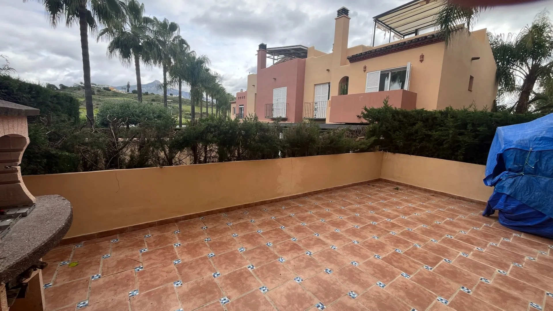 Condes de Iza town house for sale