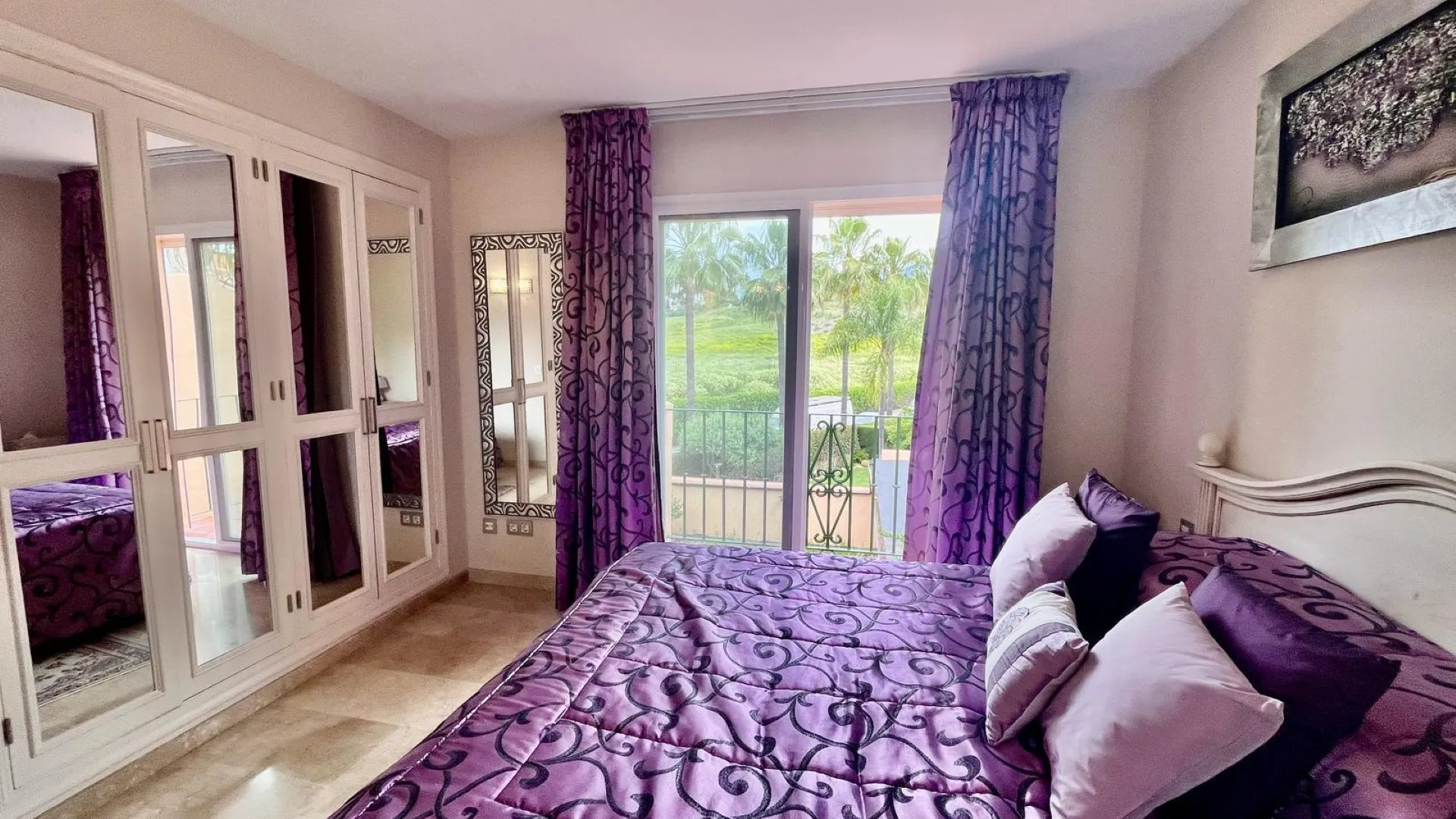 Condes de Iza town house for sale