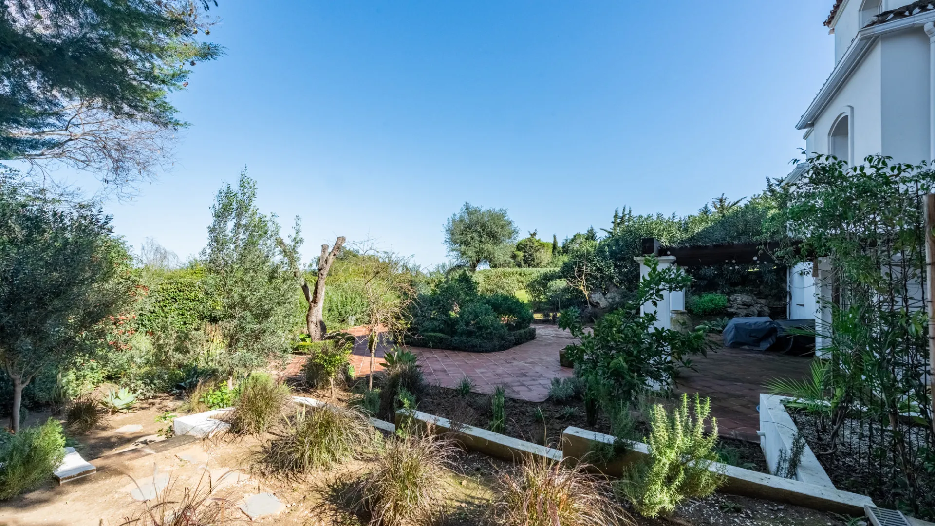 5 bedrooms villa in Valderrama Golf for sale