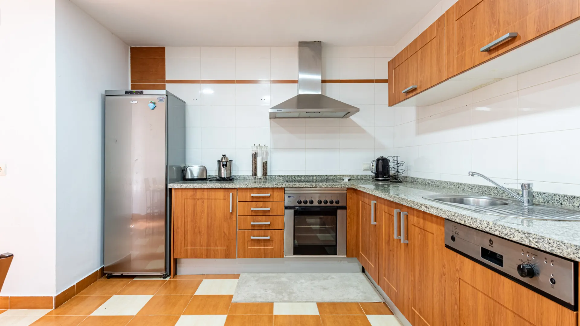 For sale ground floor apartment in Pueblo Nuevo de Guadiaro with 2 bedrooms