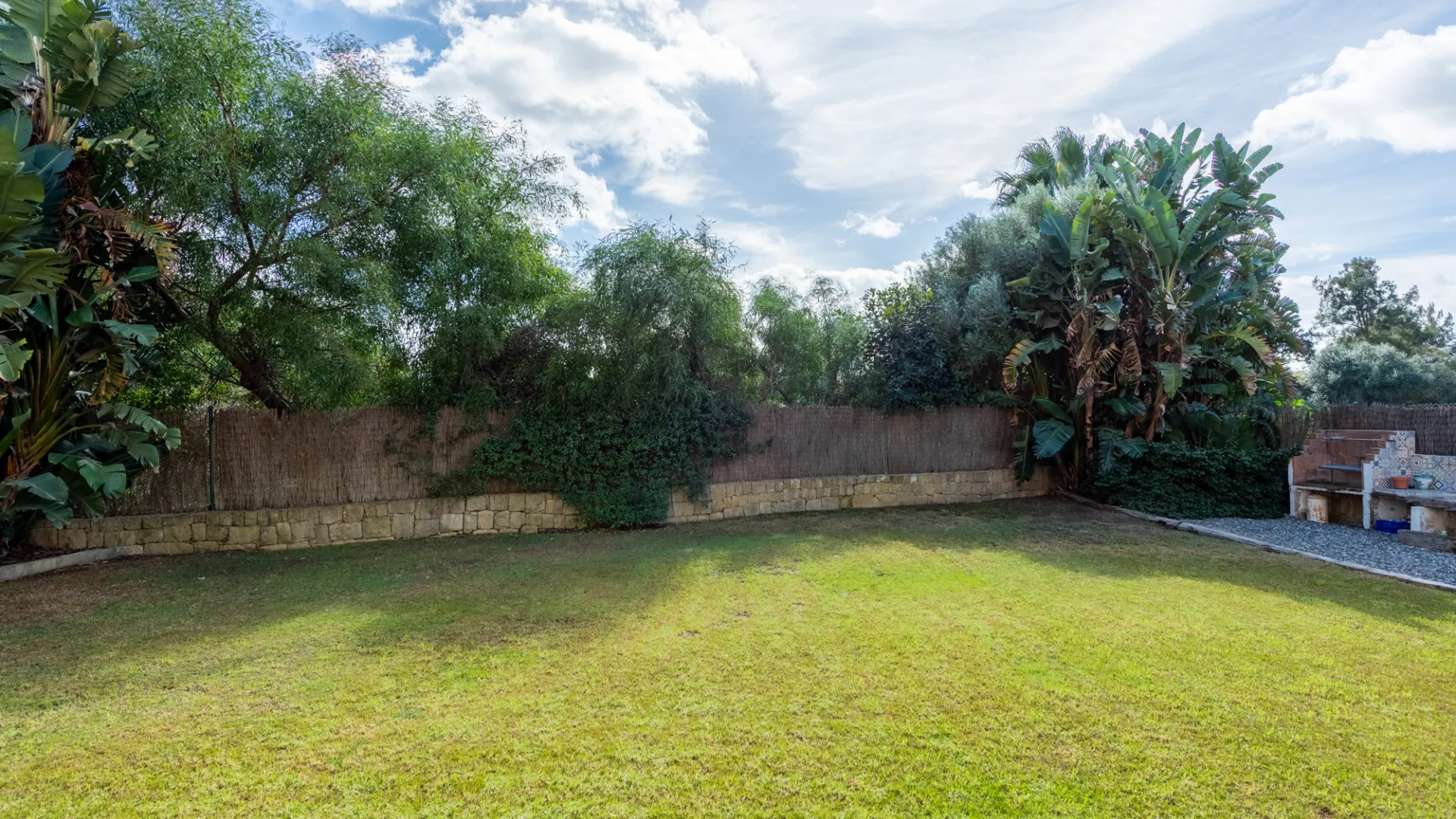 For sale ground floor apartment in Pueblo Nuevo de Guadiaro with 2 bedrooms