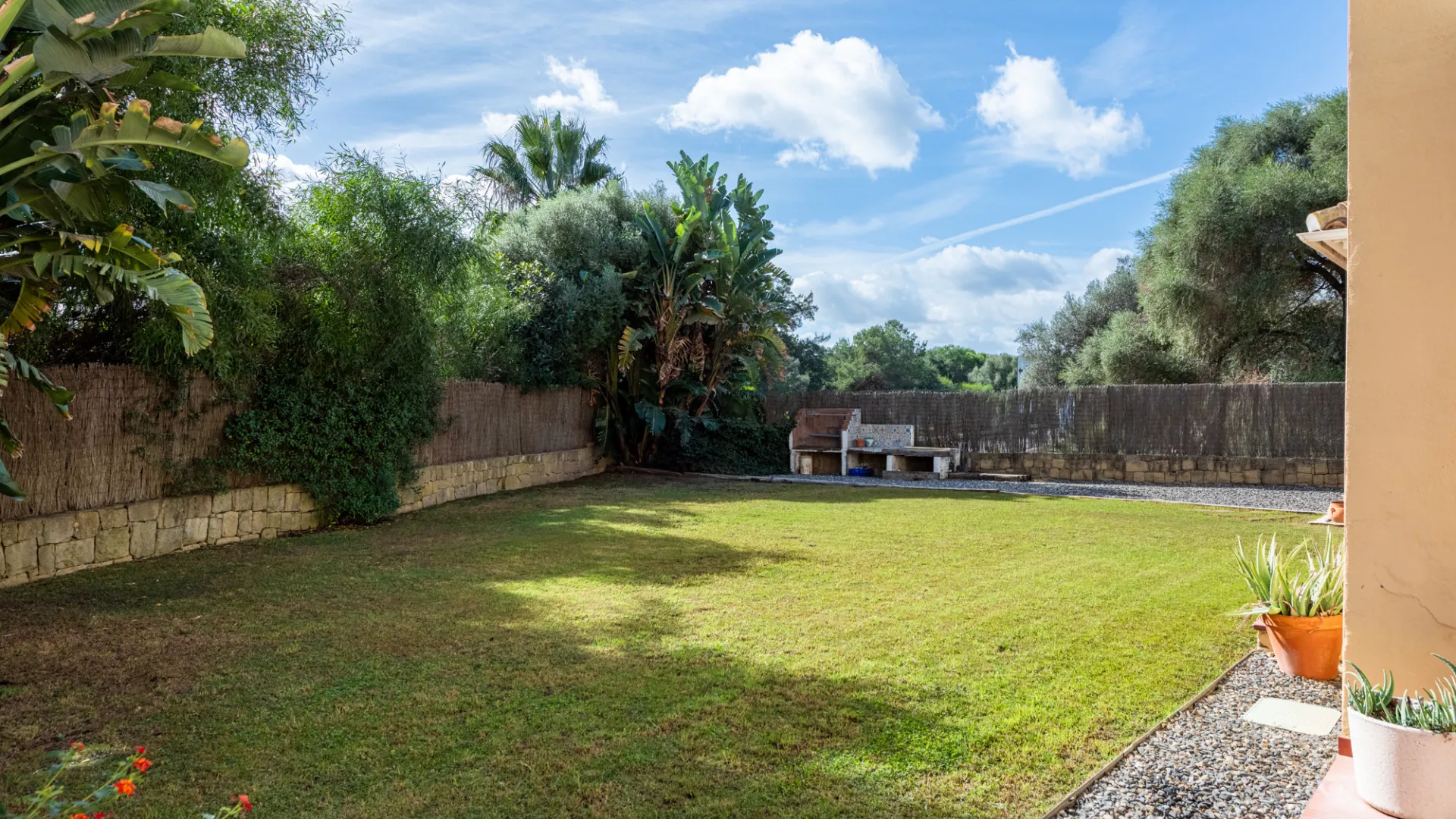 For sale ground floor apartment in Pueblo Nuevo de Guadiaro with 2 bedrooms