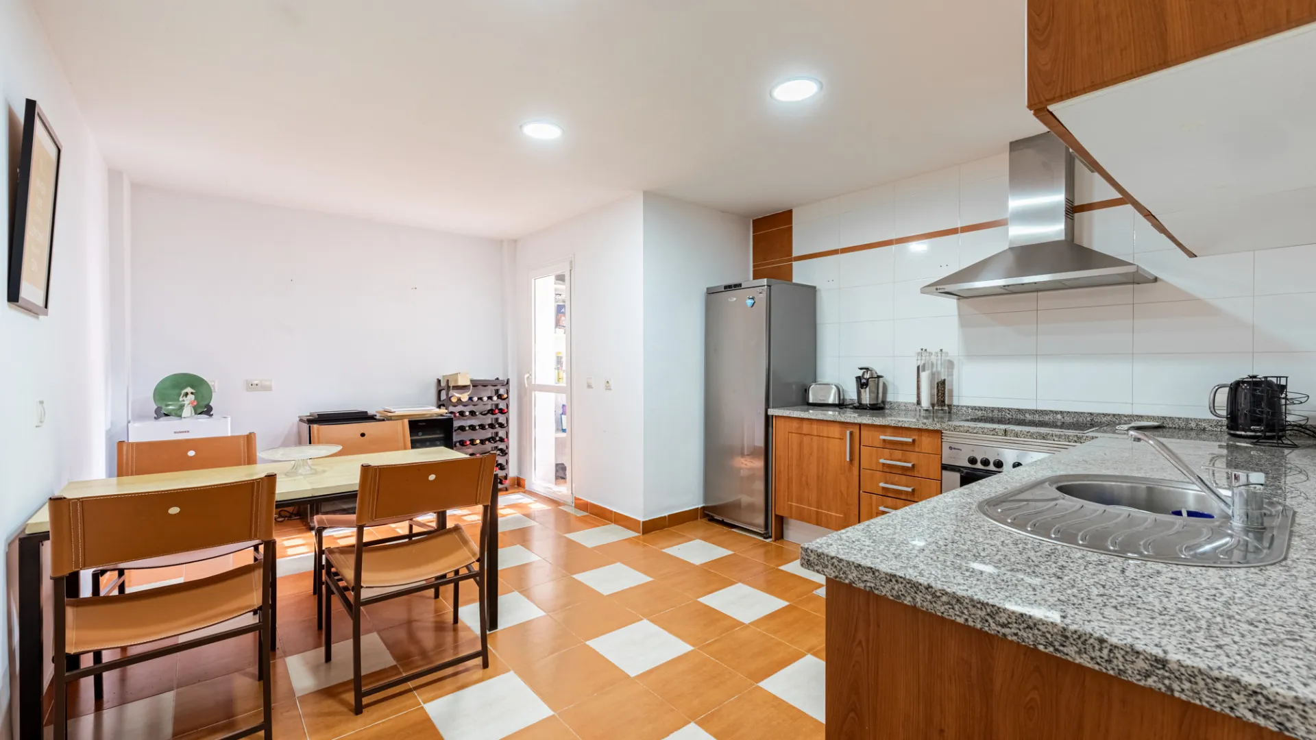 For sale ground floor apartment in Pueblo Nuevo de Guadiaro with 2 bedrooms