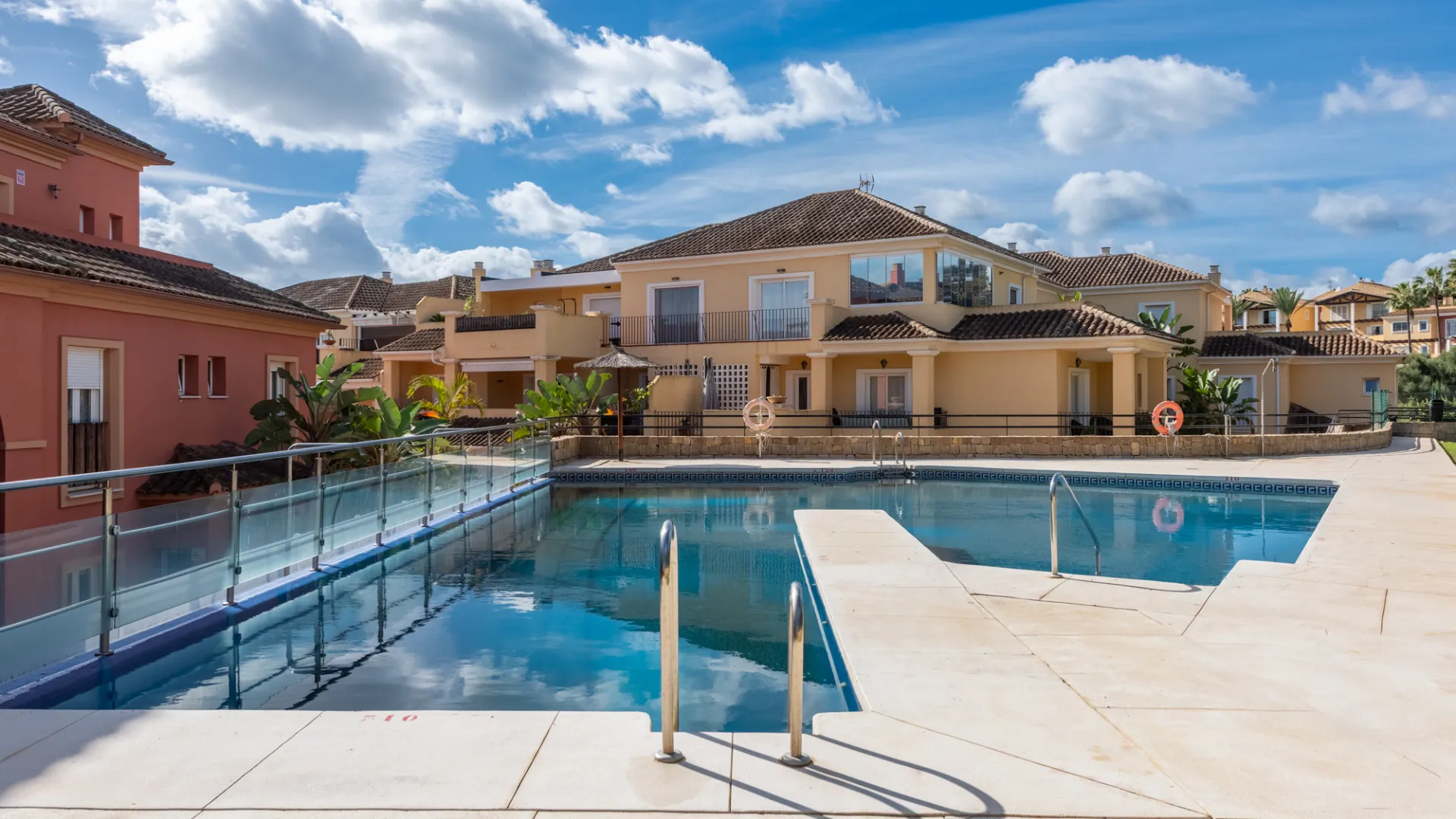 For sale ground floor apartment in Pueblo Nuevo de Guadiaro with 2 bedrooms