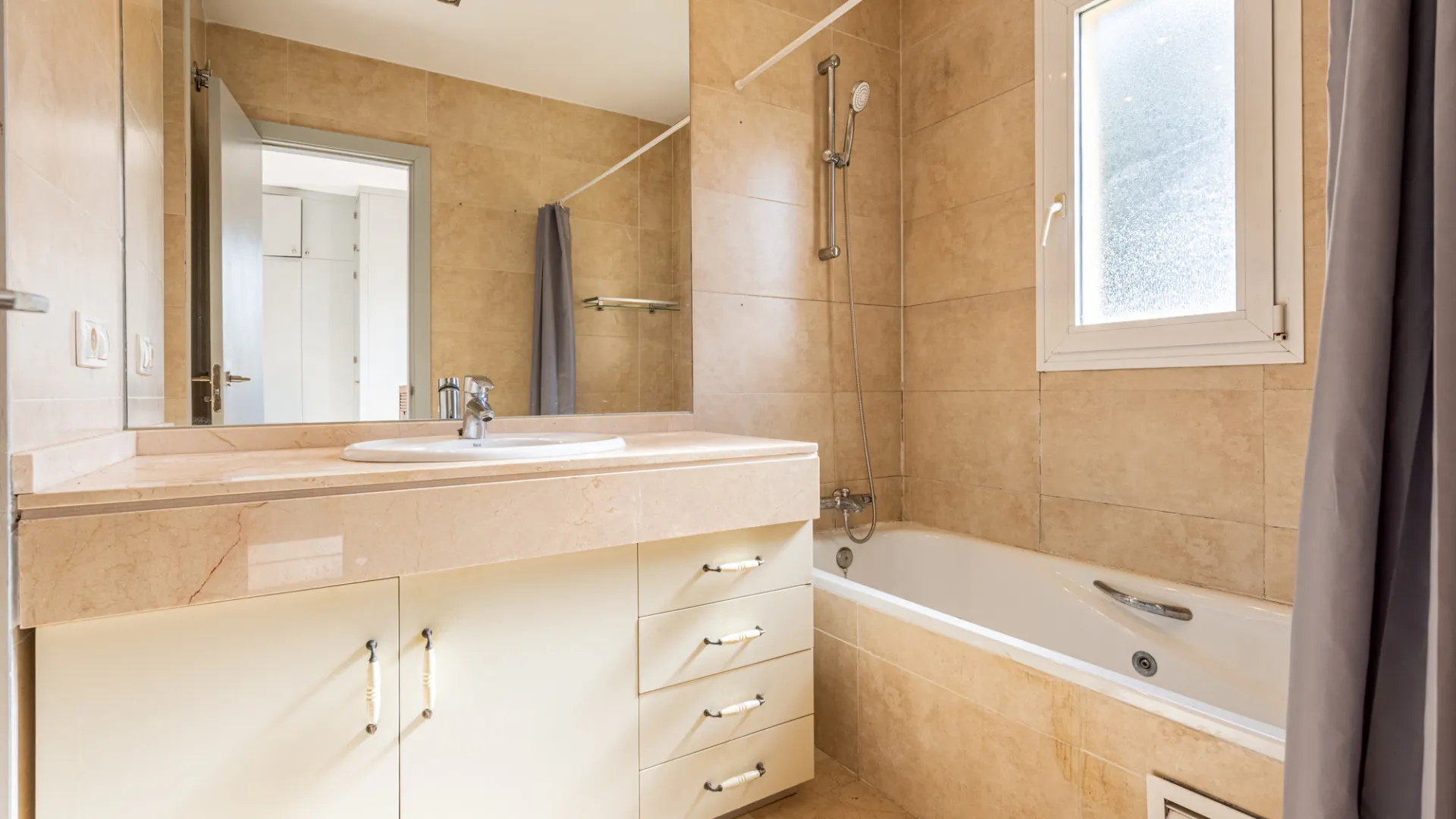 For sale ground floor apartment in Pueblo Nuevo de Guadiaro with 2 bedrooms