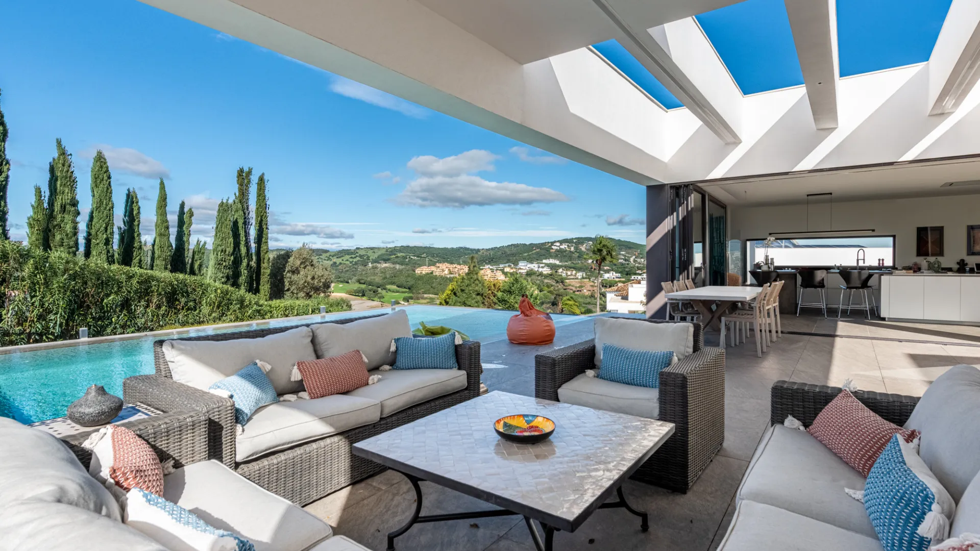 Zona F, villa en venta de 5 dormitorios