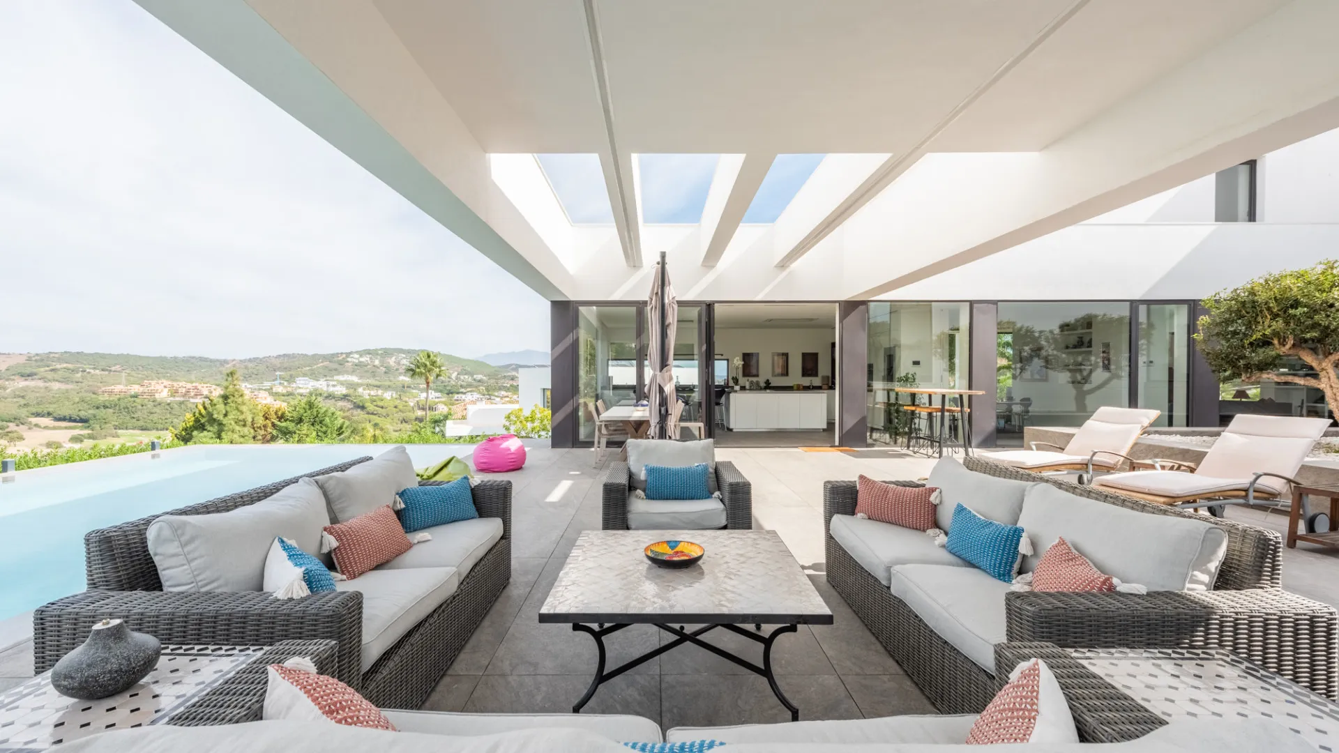 Zona F, villa en venta de 5 dormitorios