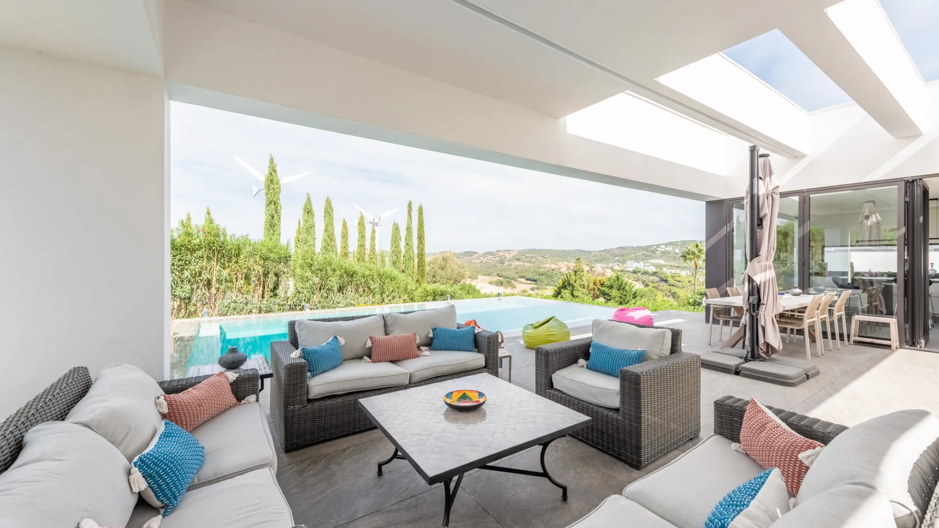 Zona F, villa en venta de 5 dormitorios