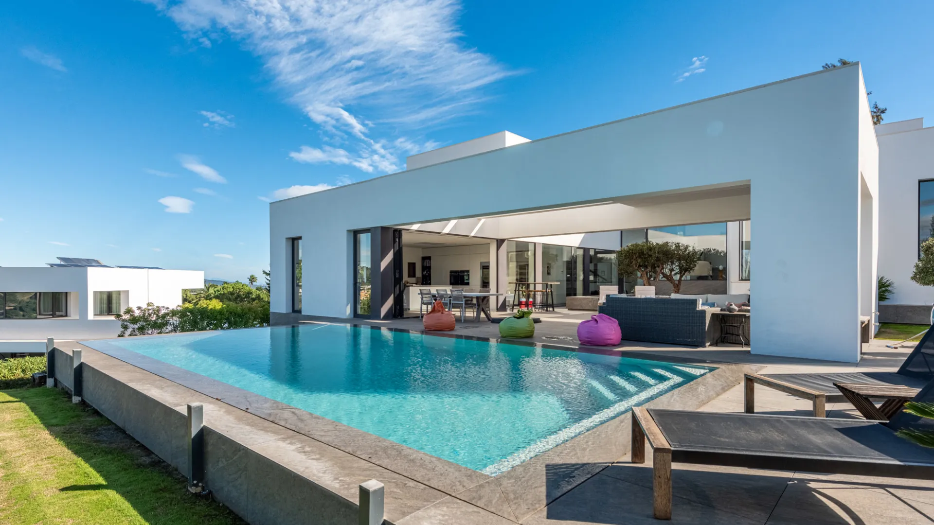 Zona F, villa en venta de 5 dormitorios