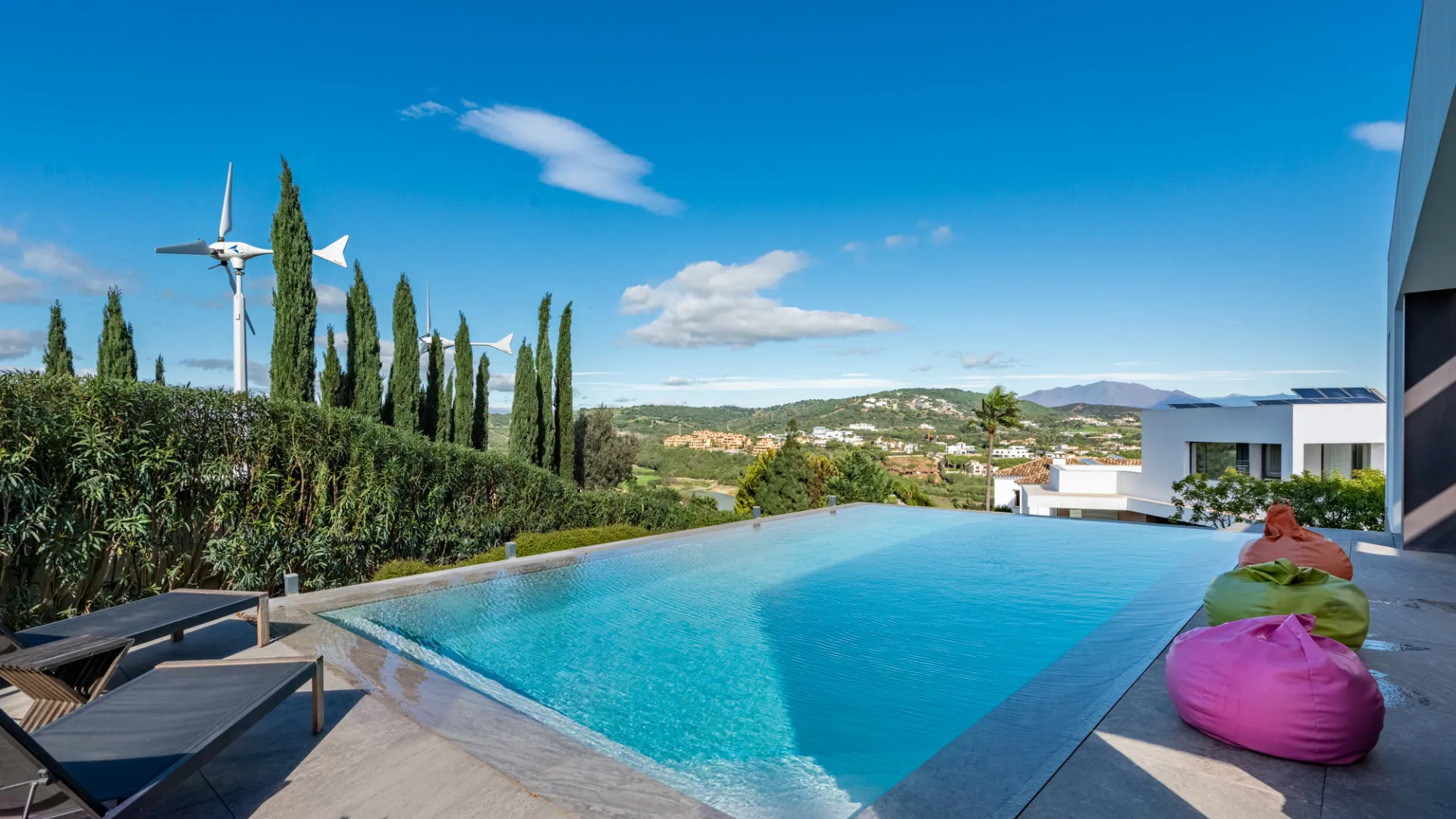 Zona F, villa en venta de 5 dormitorios