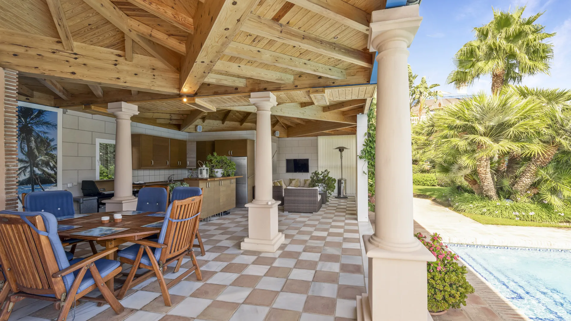 Villa de 6 dormitorios en venta en Nueva Andalucia