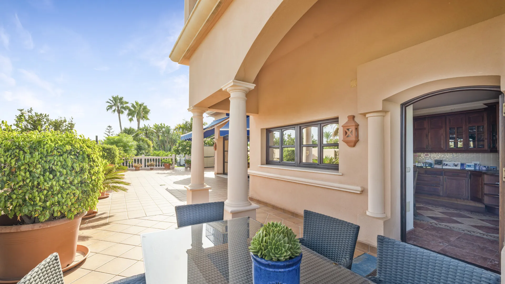 Villa de 6 dormitorios en venta en Nueva Andalucia