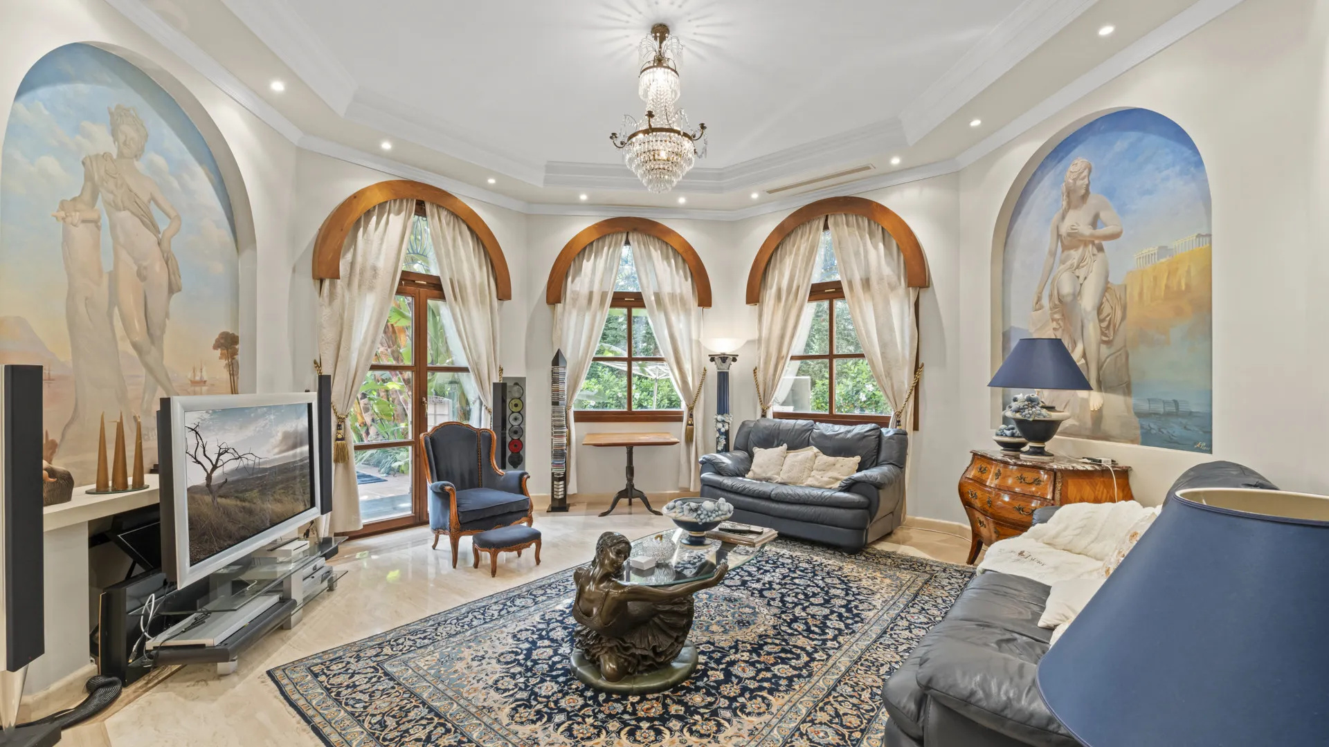 Villa de 6 dormitorios en venta en Nueva Andalucia