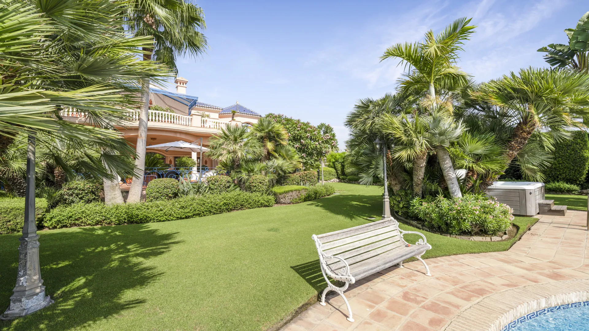 Villa de 6 dormitorios en venta en Nueva Andalucia