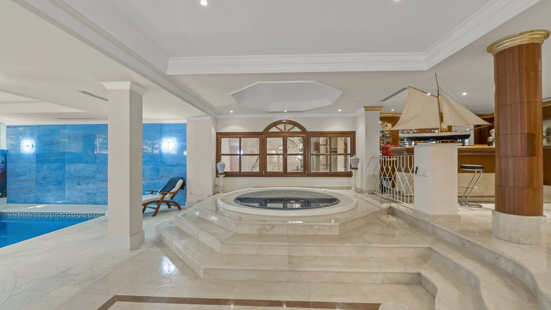Villa de 6 dormitorios en venta en Nueva Andalucia