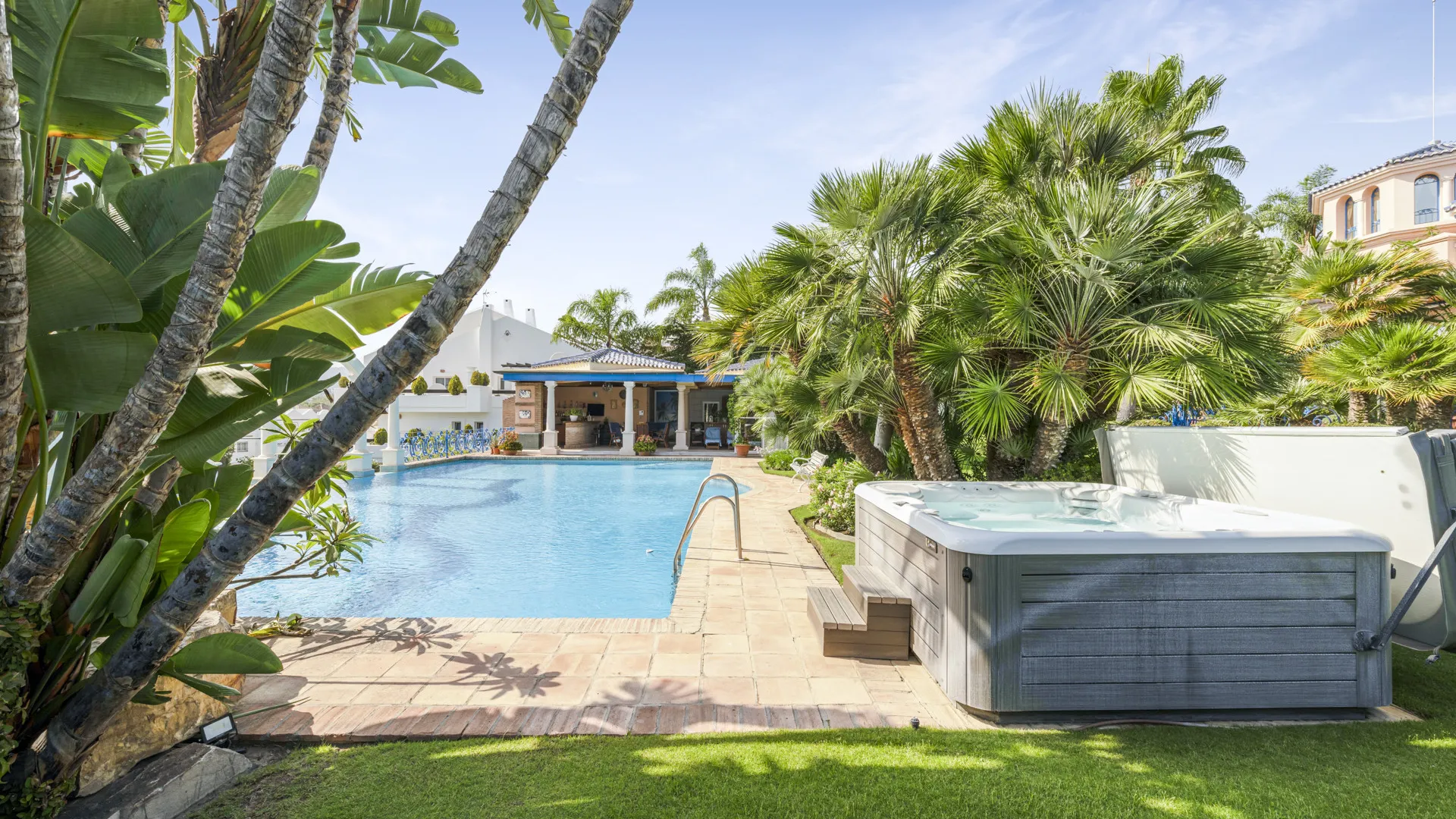 Villa de 6 dormitorios en venta en Nueva Andalucia