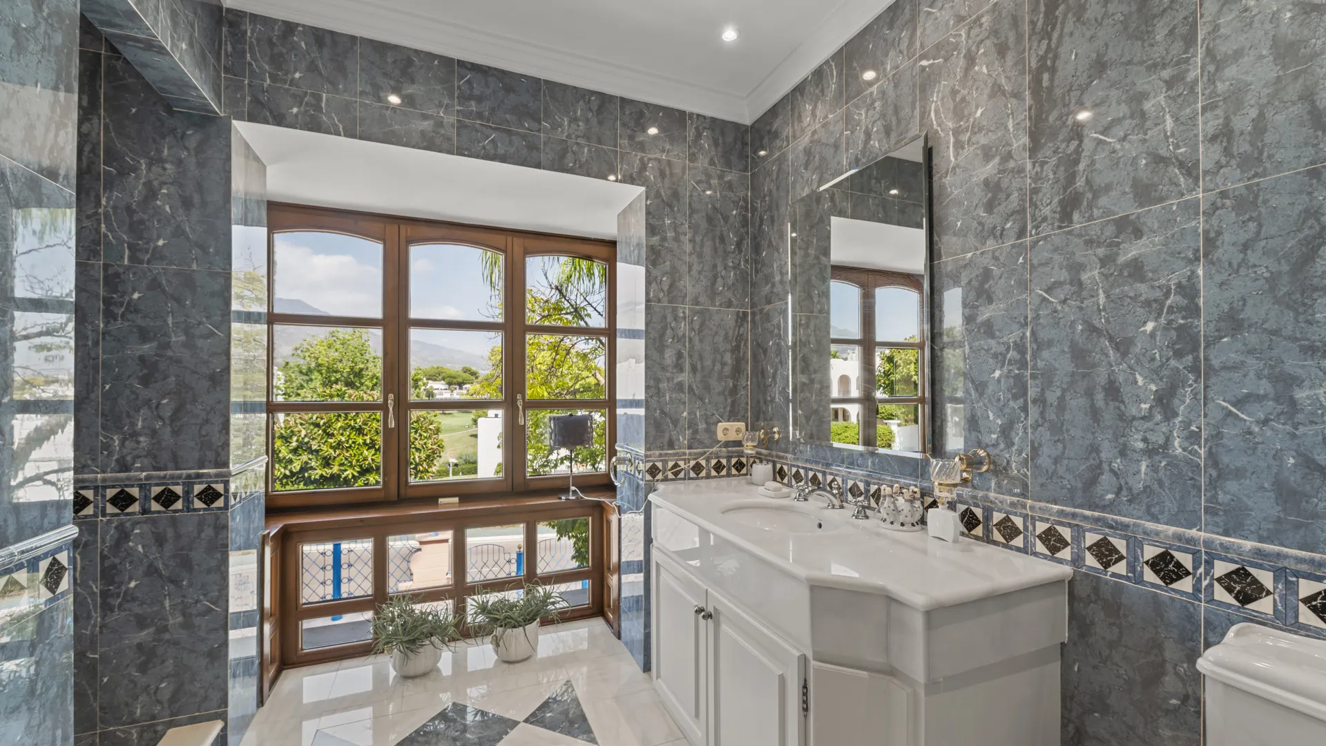 Villa de 6 dormitorios en venta en Nueva Andalucia