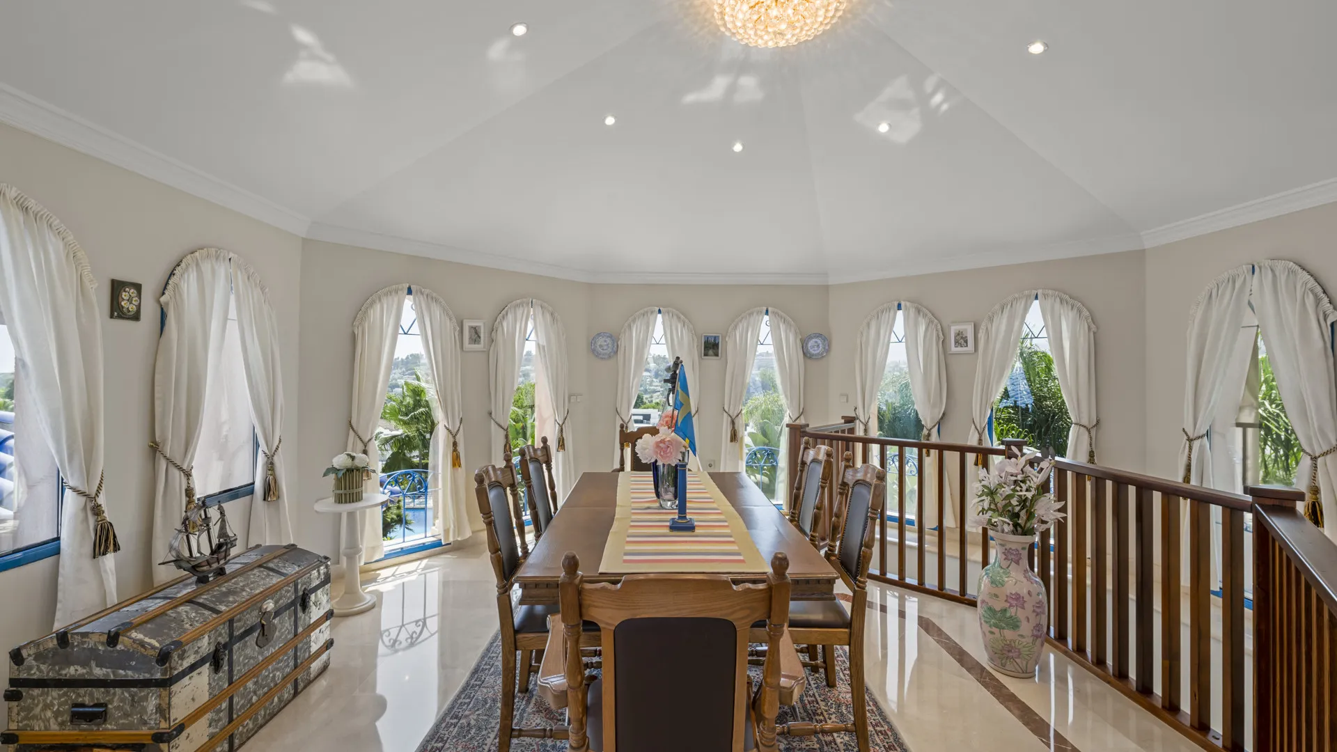 Villa de 6 dormitorios en venta en Nueva Andalucia