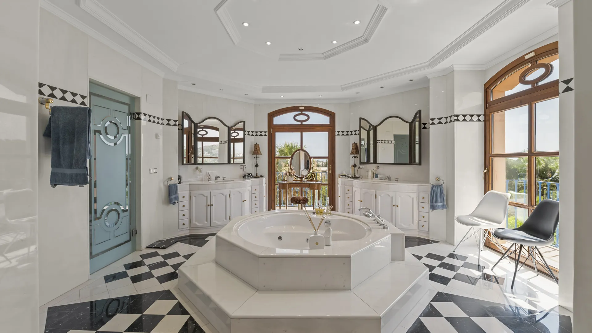 Villa de 6 dormitorios en venta en Nueva Andalucia