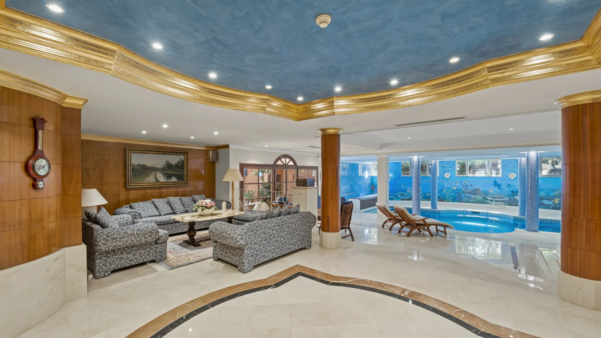 Villa de 6 dormitorios en venta en Nueva Andalucia