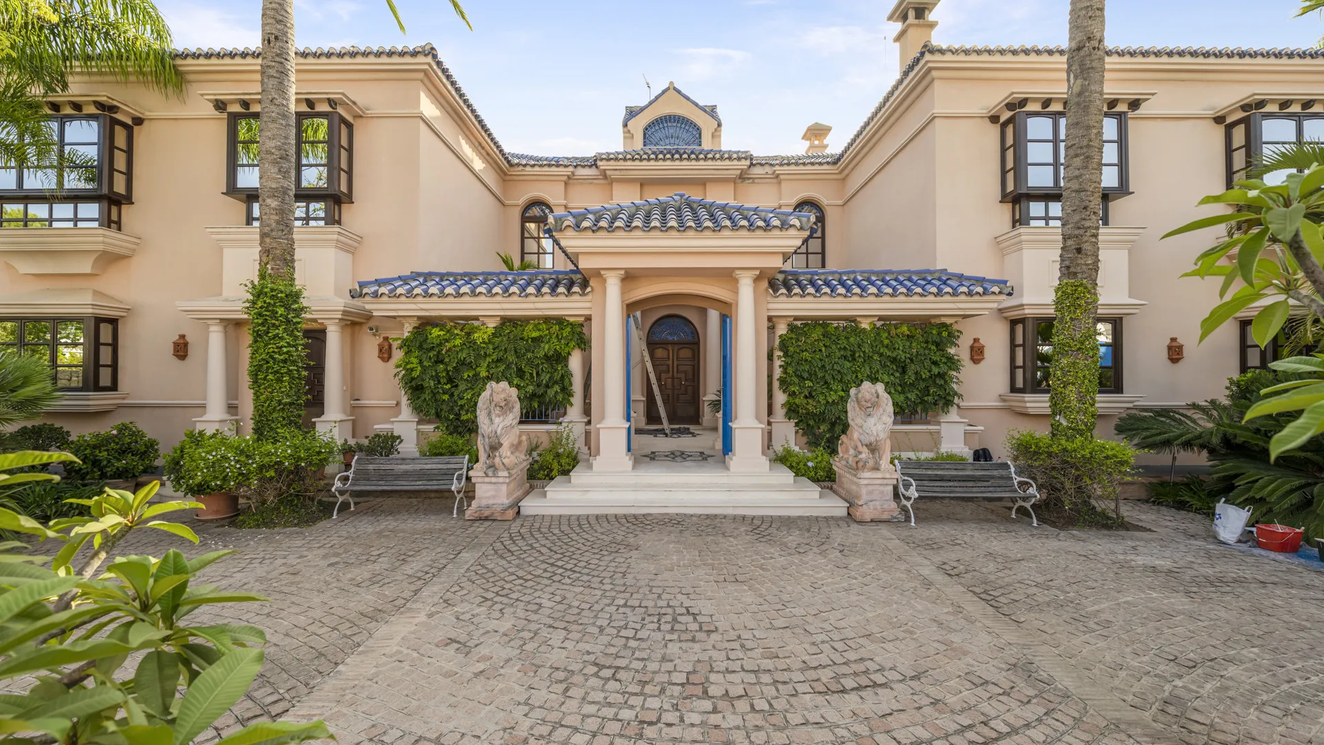 Villa de 6 dormitorios en venta en Nueva Andalucia