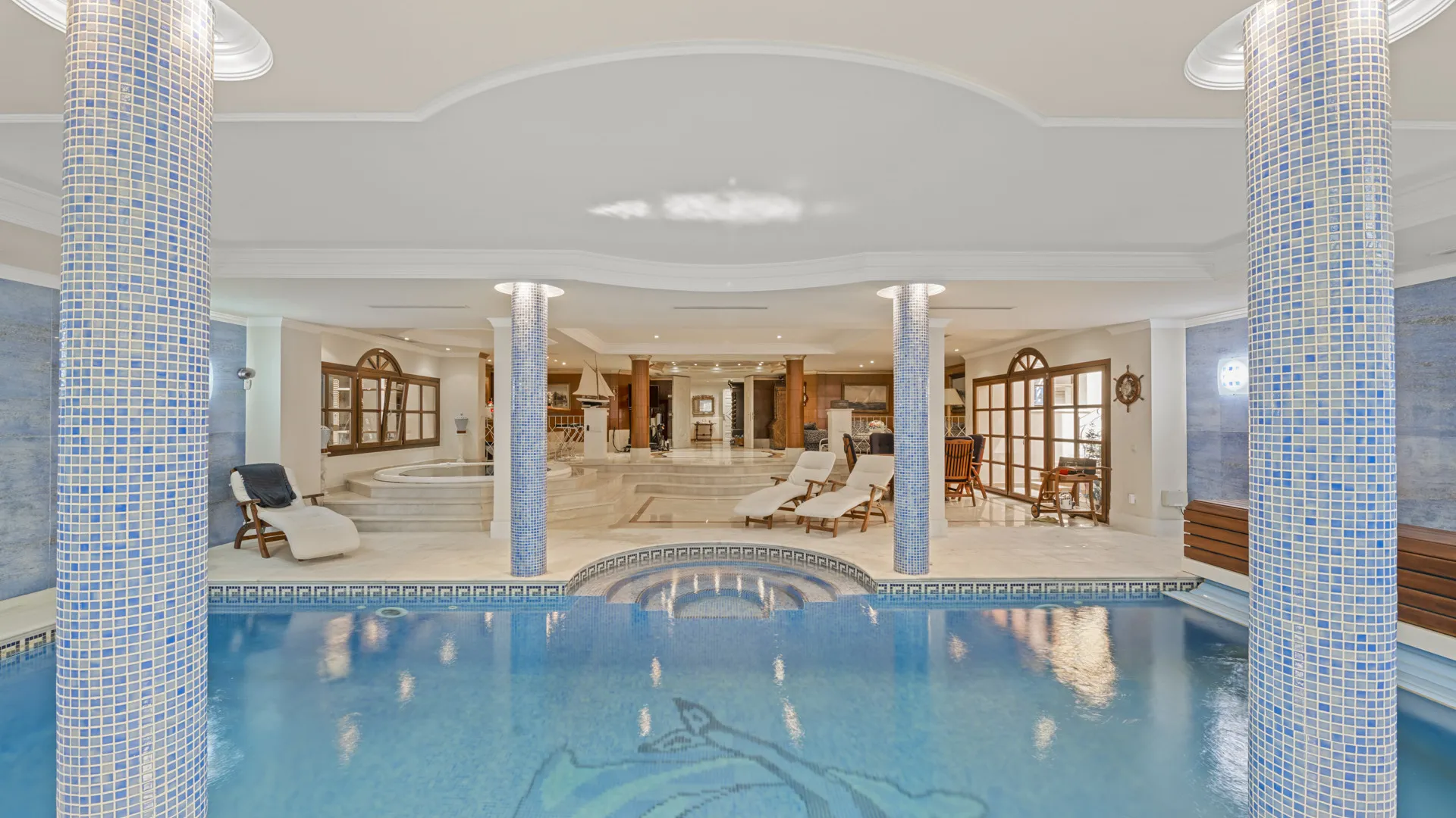 Villa de 6 dormitorios en venta en Nueva Andalucia