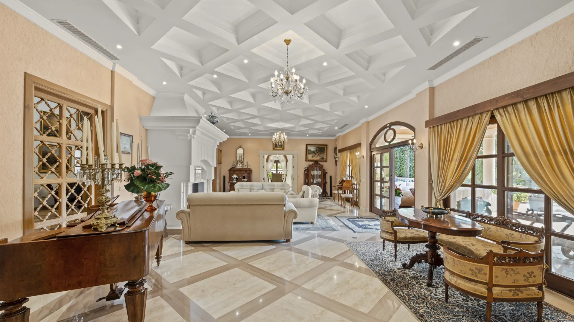 Villa de 6 dormitorios en venta en Nueva Andalucia