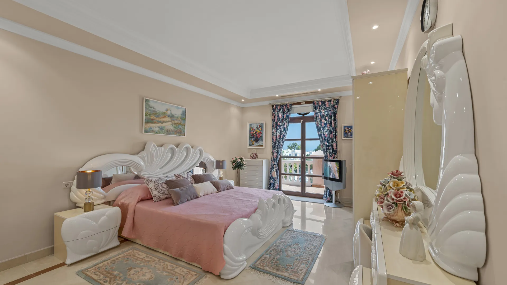 Villa de 6 dormitorios en venta en Nueva Andalucia