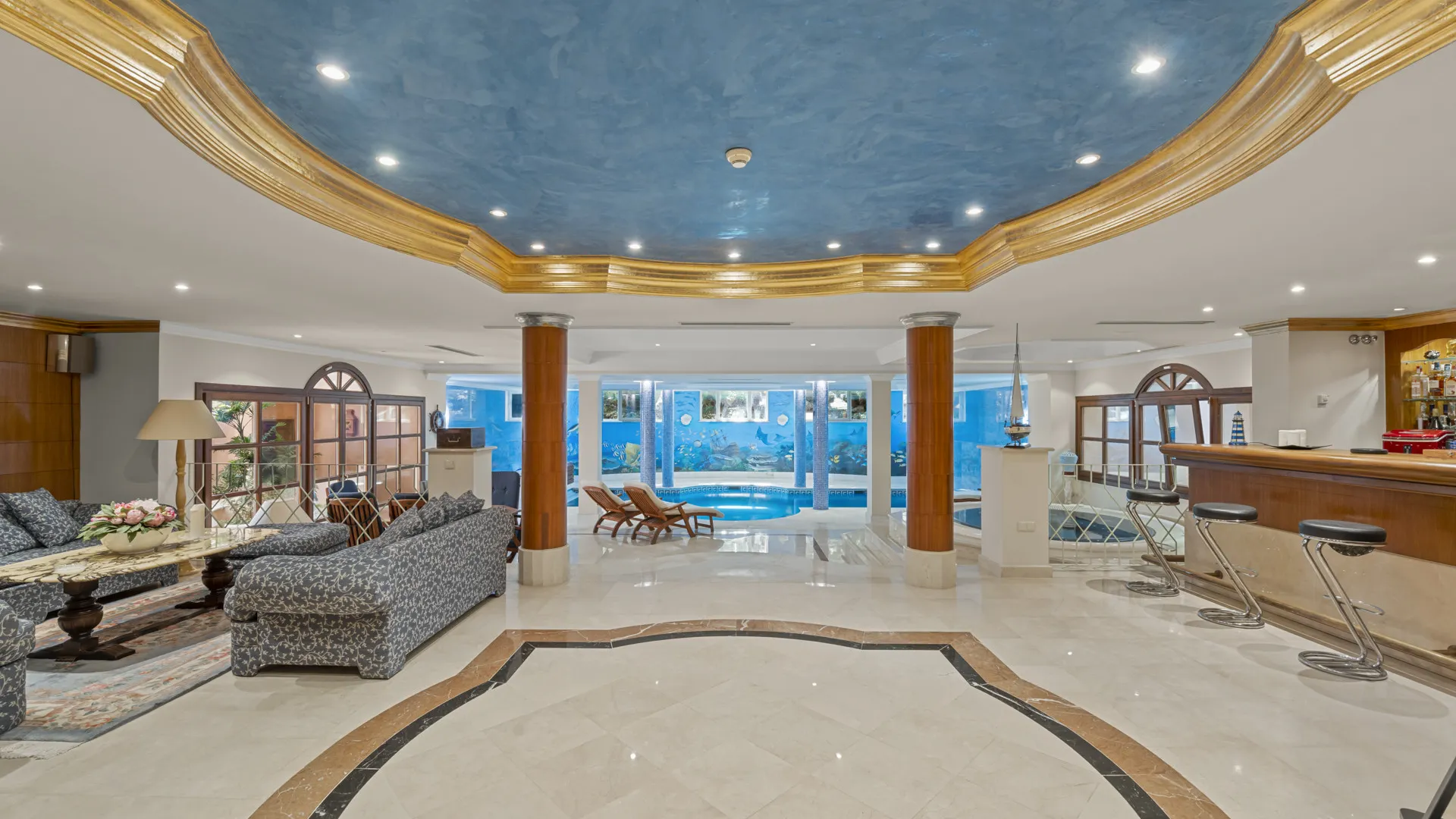 Villa de 6 dormitorios en venta en Nueva Andalucia