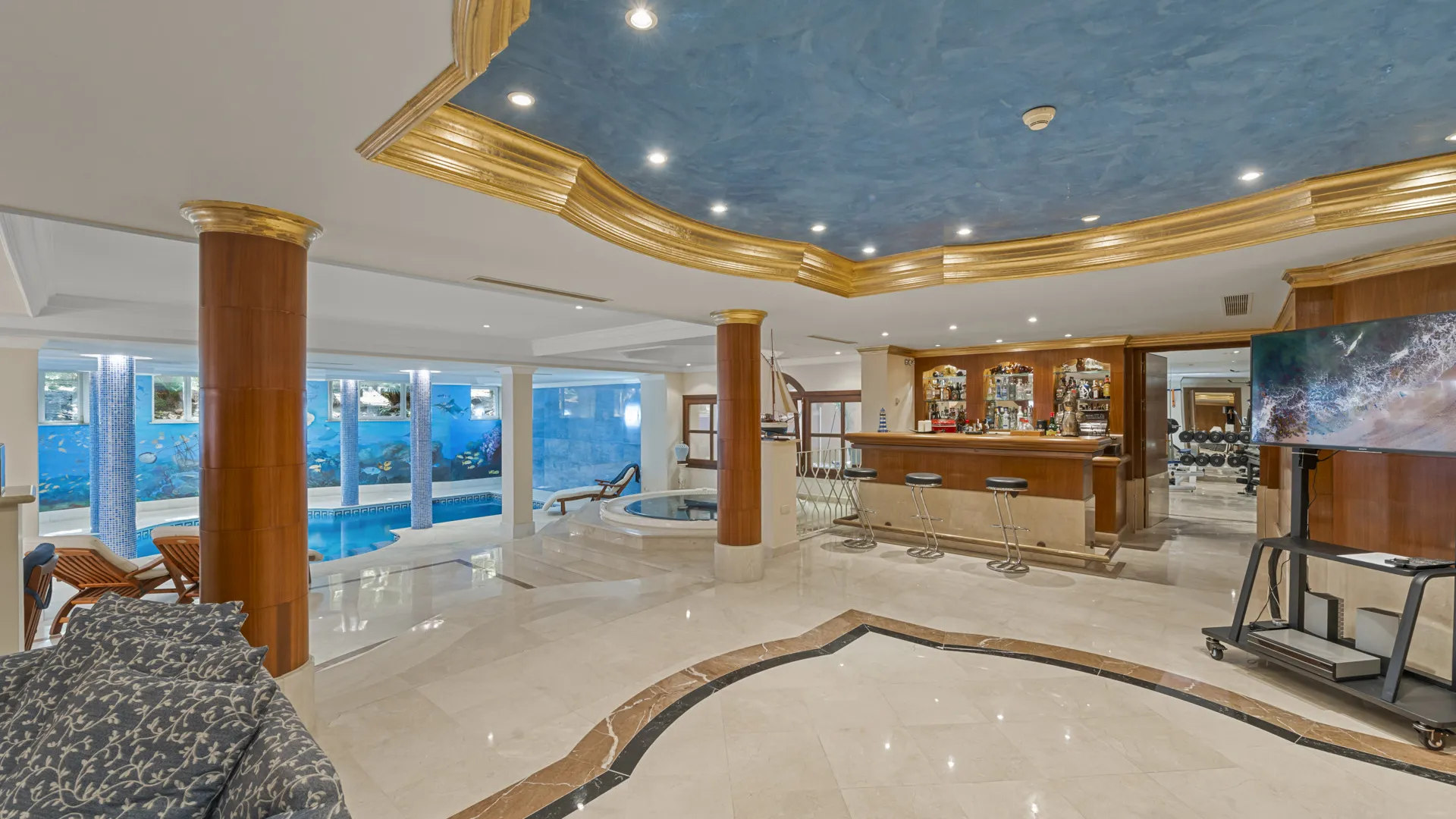 Villa de 6 dormitorios en venta en Nueva Andalucia