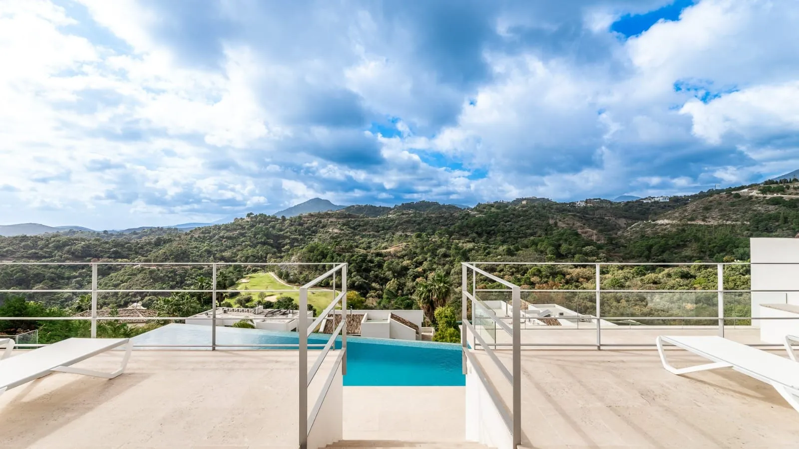 For sale Los Arqueros villa with 6 bedrooms