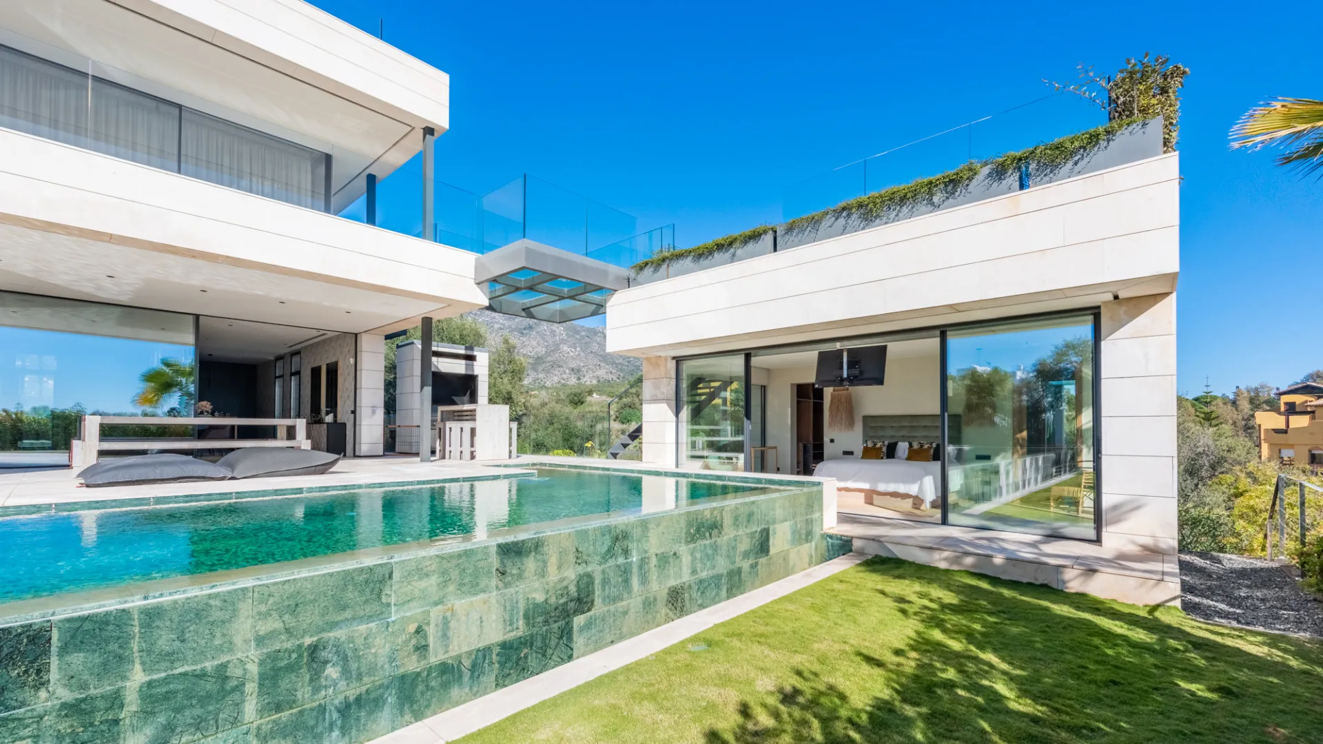 Villa de 6 dormitorios a la venta en Lomas del Virrey