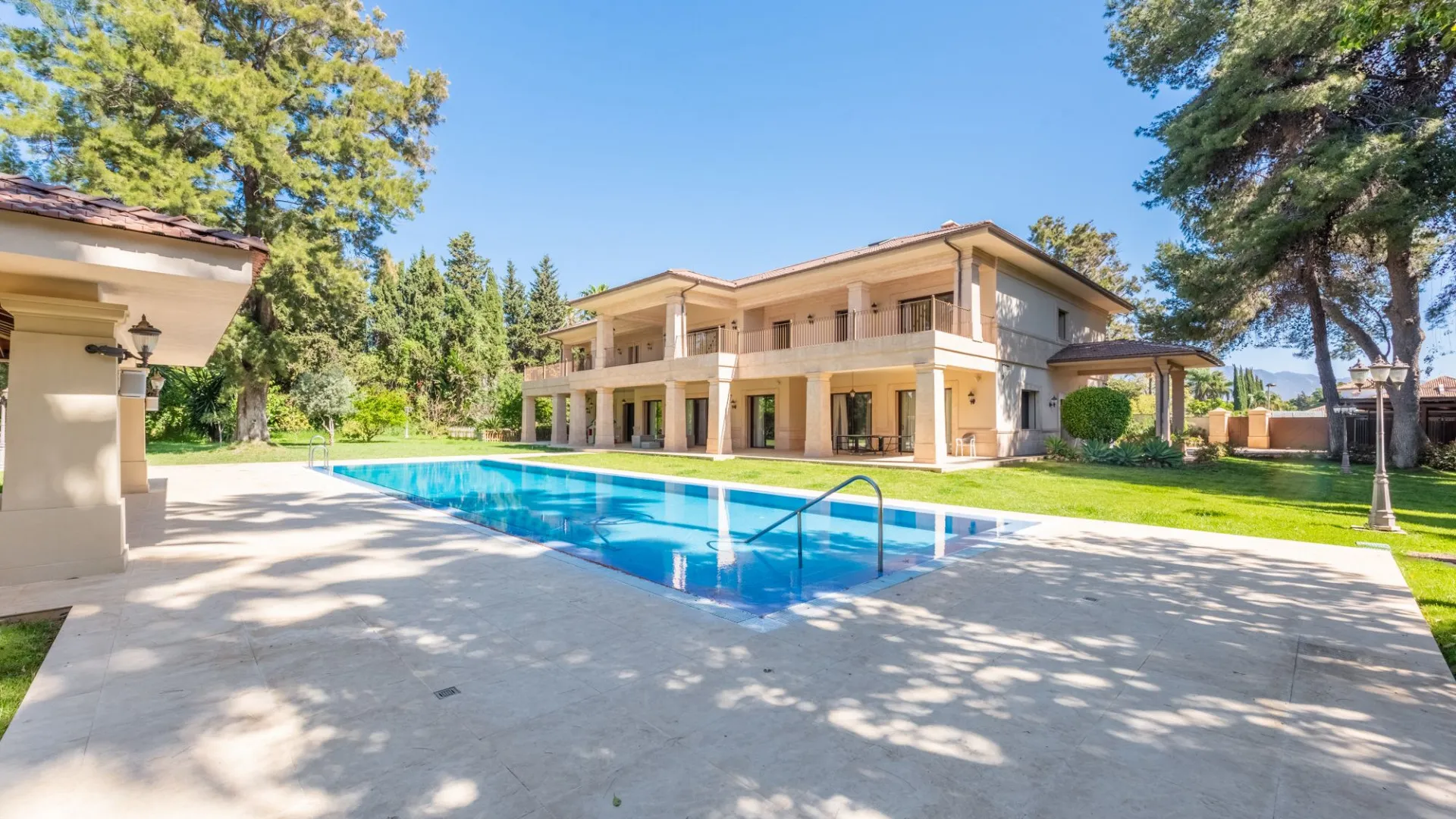 Villa for sale in Guadalmina Baja